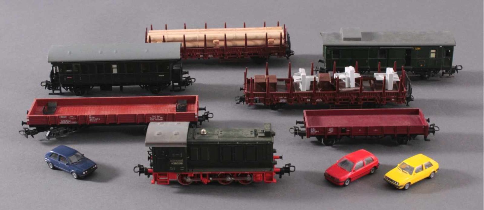 Märklin H0 V36239 Diesel-Lok DB mit2 Personen- und 3 Güterwaggons und 2 Modellautos