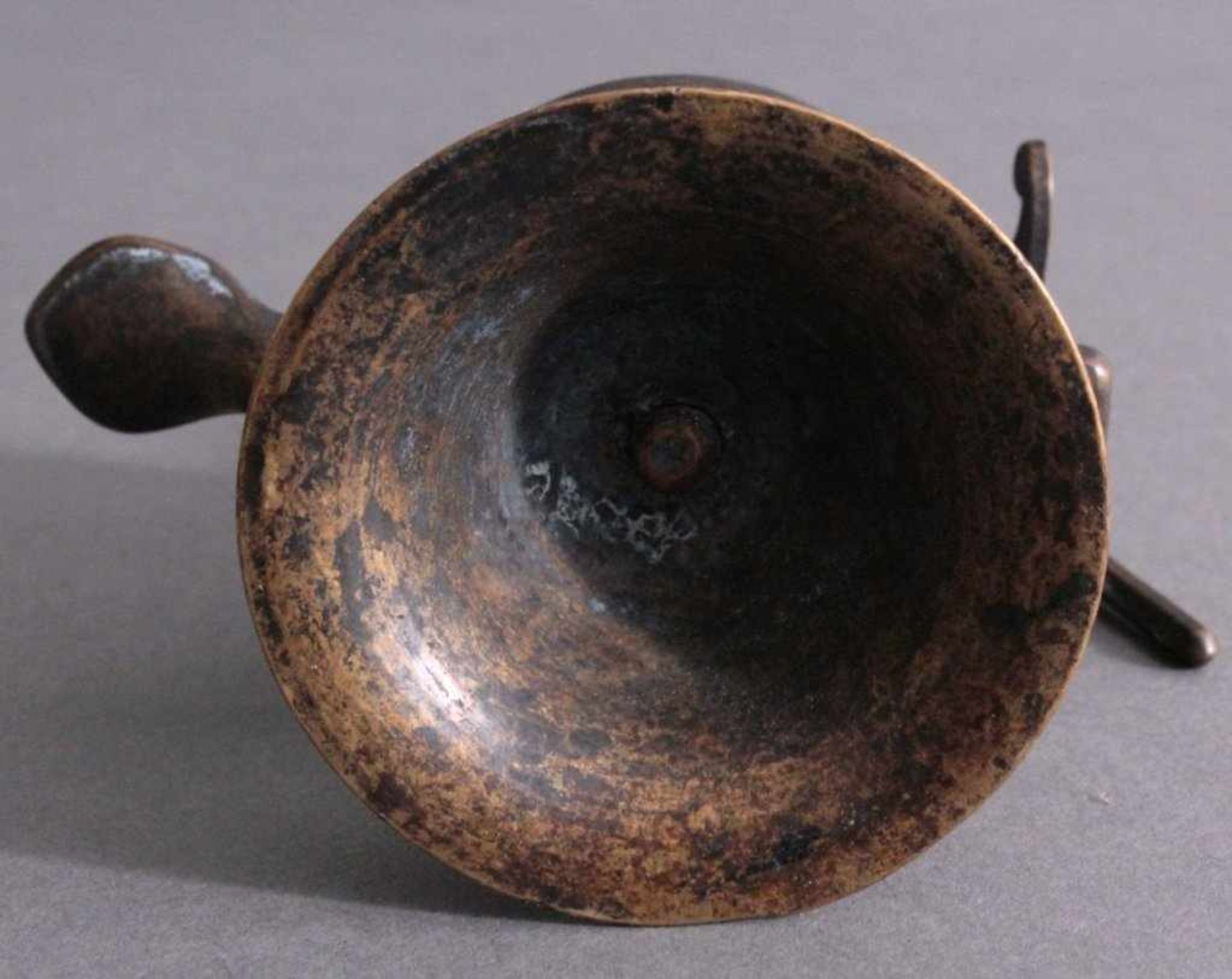 Bronze Öllampe, 19. Jh.Bronze, dunkel patiniert, mit Dochttülle und Halterung zumAufhängen. Höhe mit - Bild 6 aus 6