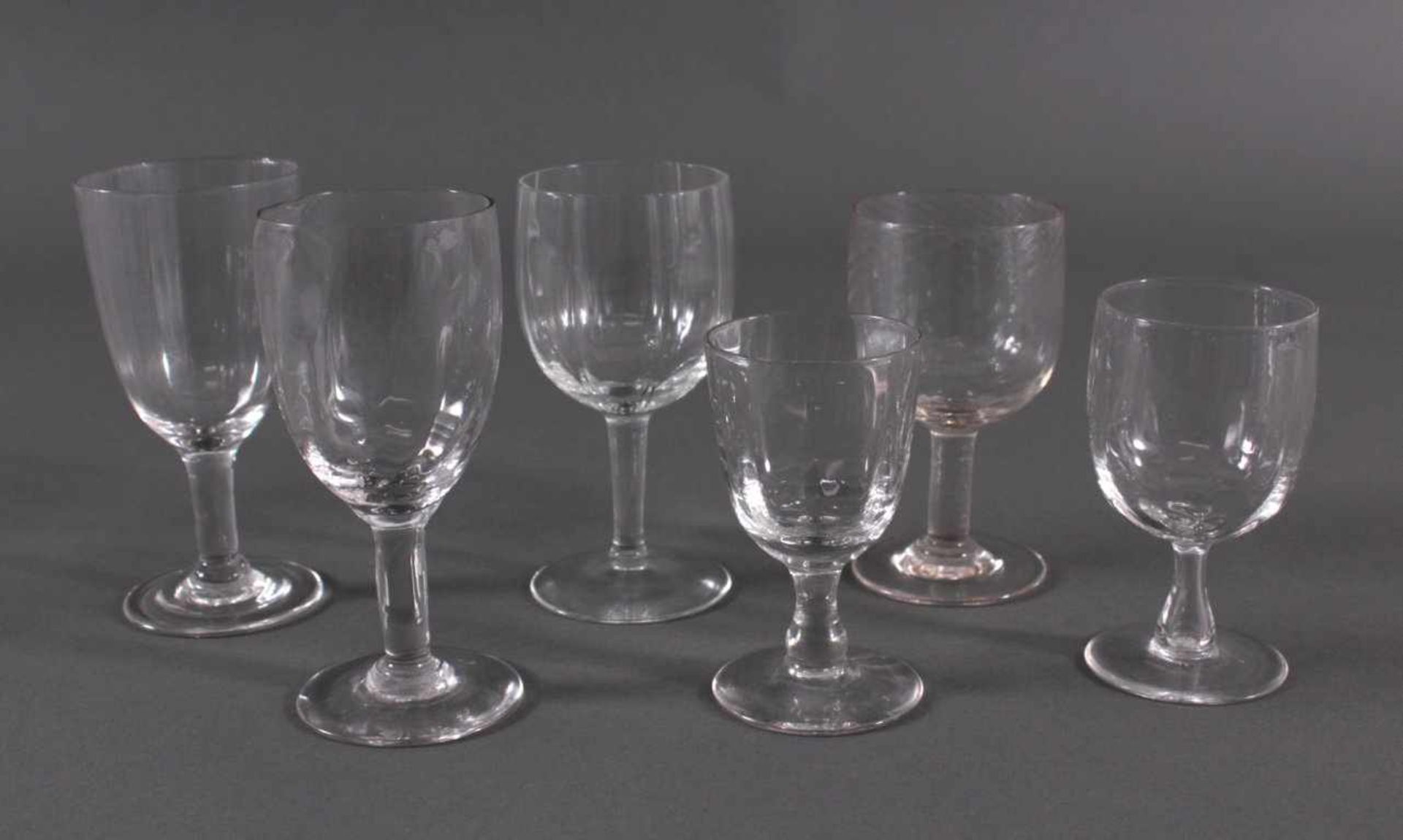 Sechs Weingläser 19./20. Jh.Farbloses Glas, schimmernd, ca. H- 10,5 cm bis 14,5 cm