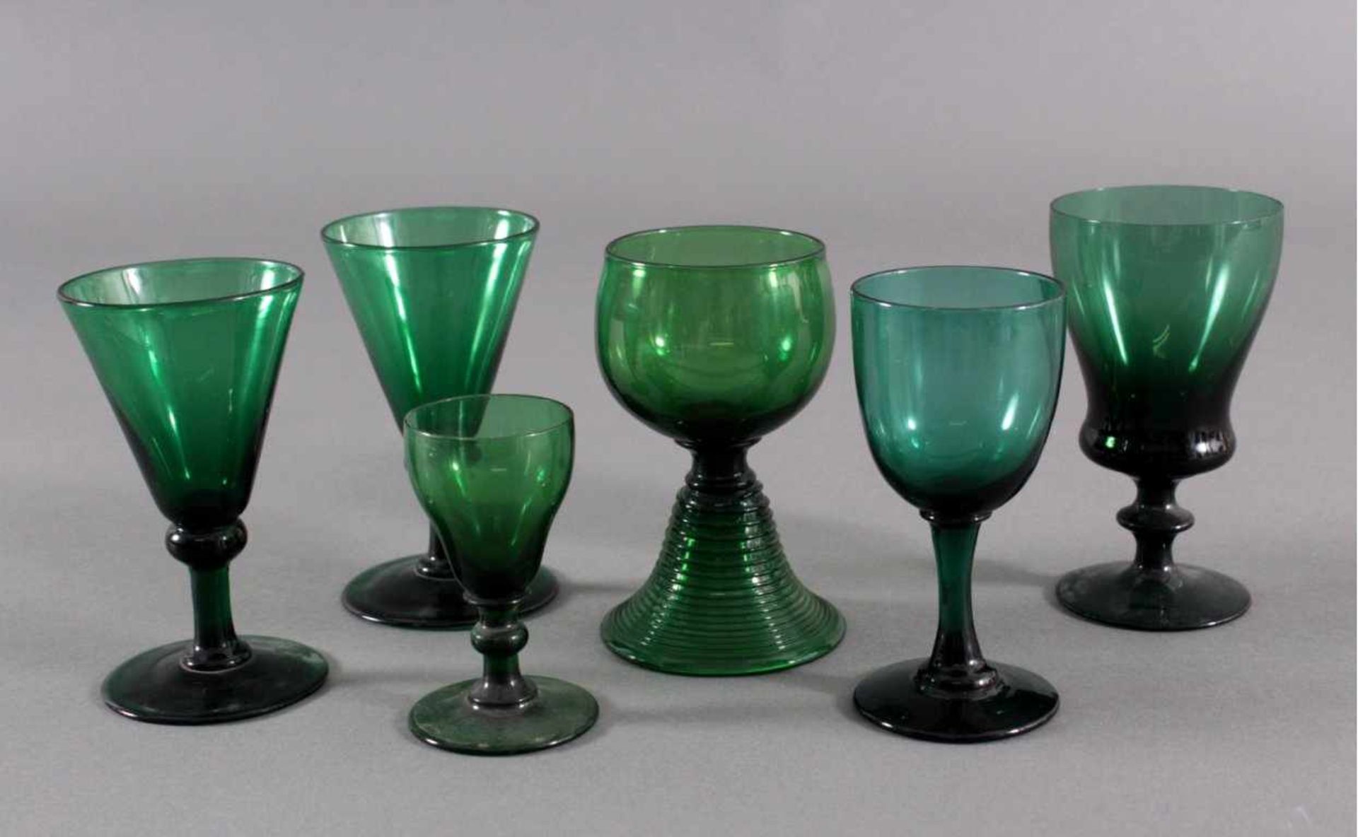 Sechs Gläser, Waldglas 19. Jh.Waldglas in Grüntönen. 1x aus Glasfäden gewickelter Fuss mitAbriss. 2x