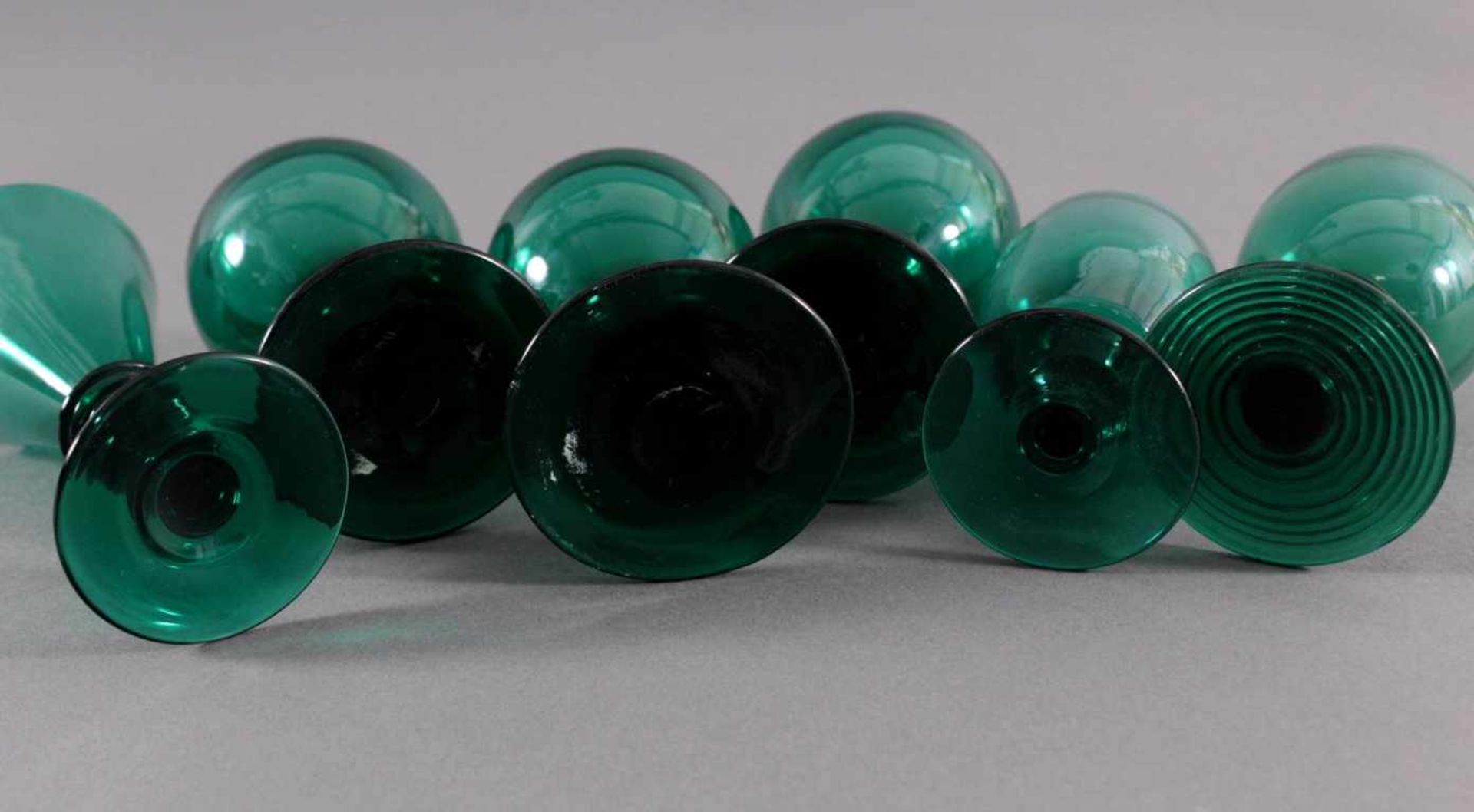 Sechs Gläser, Waldglas 19. Jh.Waldglas in Grüntönen. 1 aus Glasfäden gewickelter Fuss,Schaft mit - Bild 6 aus 6