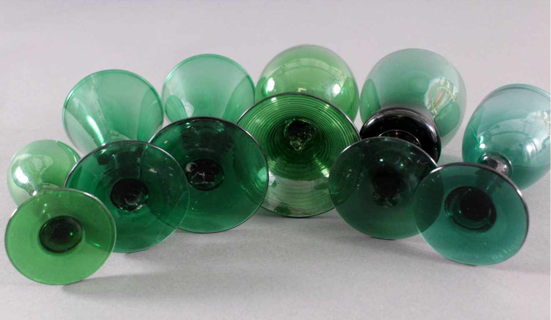 Sechs Gläser, Waldglas 19. Jh.Waldglas in Grüntönen. 1x aus Glasfäden gewickelter Fuss mitAbriss. 2x - Bild 4 aus 5