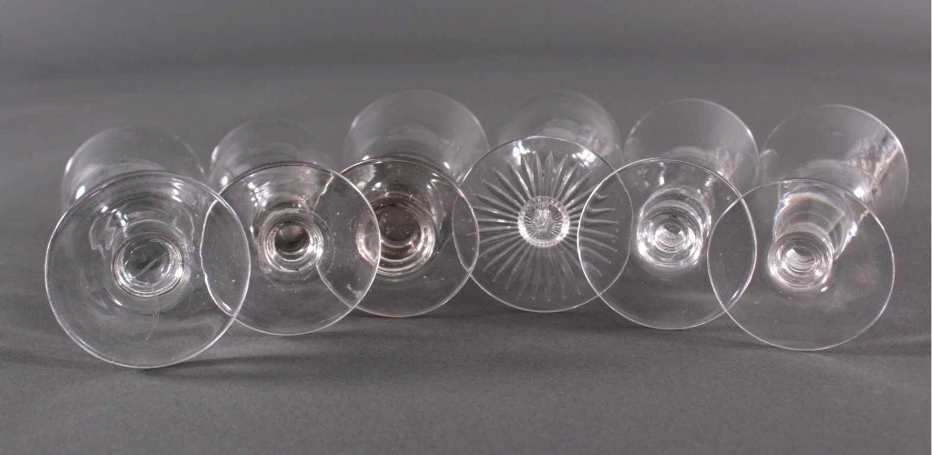 Sechs Kelchgläser, 19. Jh.Mundgeblasenes Klarglas, Scheibenfuss, kelchförmige Kuppa,ca. H- 10,5 - Bild 3 aus 4