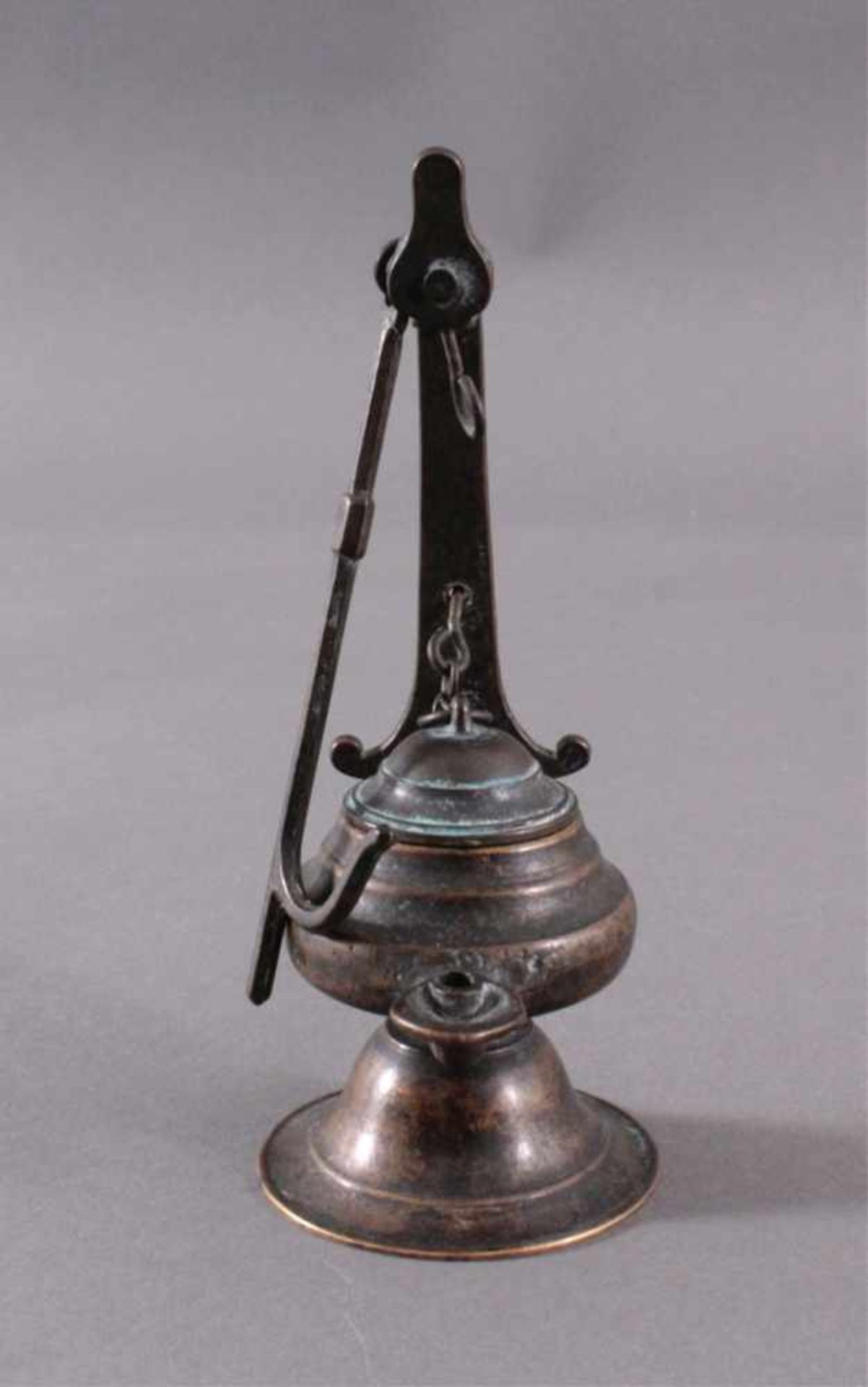 Bronze Öllampe, 19. Jh.Bronze, dunkel patiniert, mit Dochttülle und Halterung zumAufhängen. Höhe mit - Bild 3 aus 6