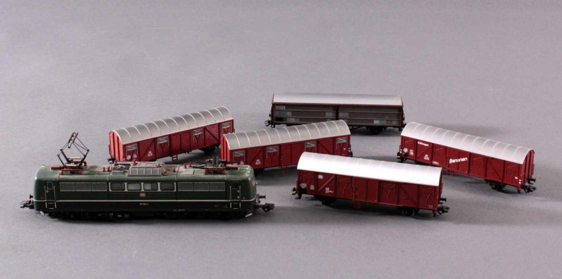 Märklin H0 37431 E-Lok BR 151 030-4 der DB grün mit5 Güterwaggons