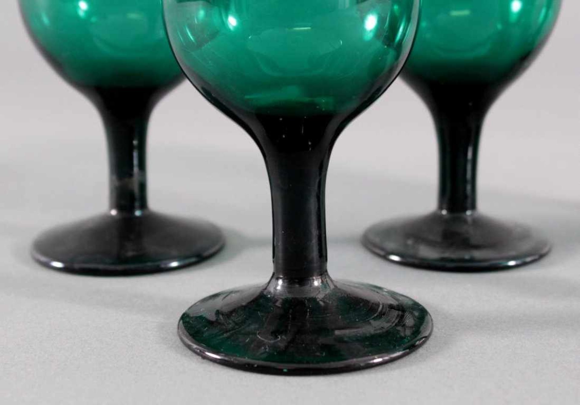 Sechs Gläser, Waldglas 19. Jh.Waldglas in Grüntönen. 1 aus Glasfäden gewickelter Fuss,Schaft mit - Bild 5 aus 6