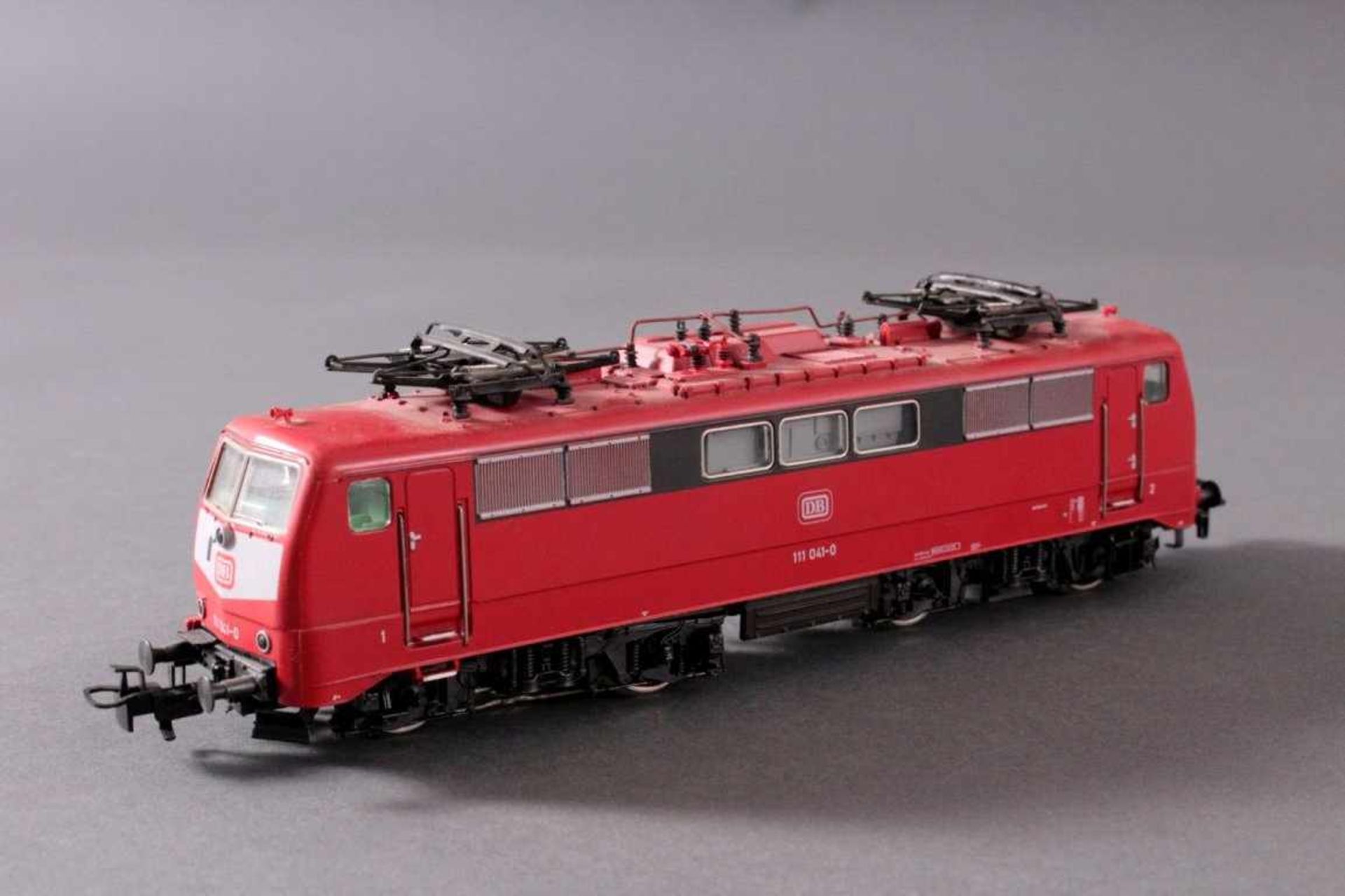 Märklin H0 3660 E-Lok Baureihe 111 041-0 DB in rot mit5 Güterwaggons - Bild 2 aus 3