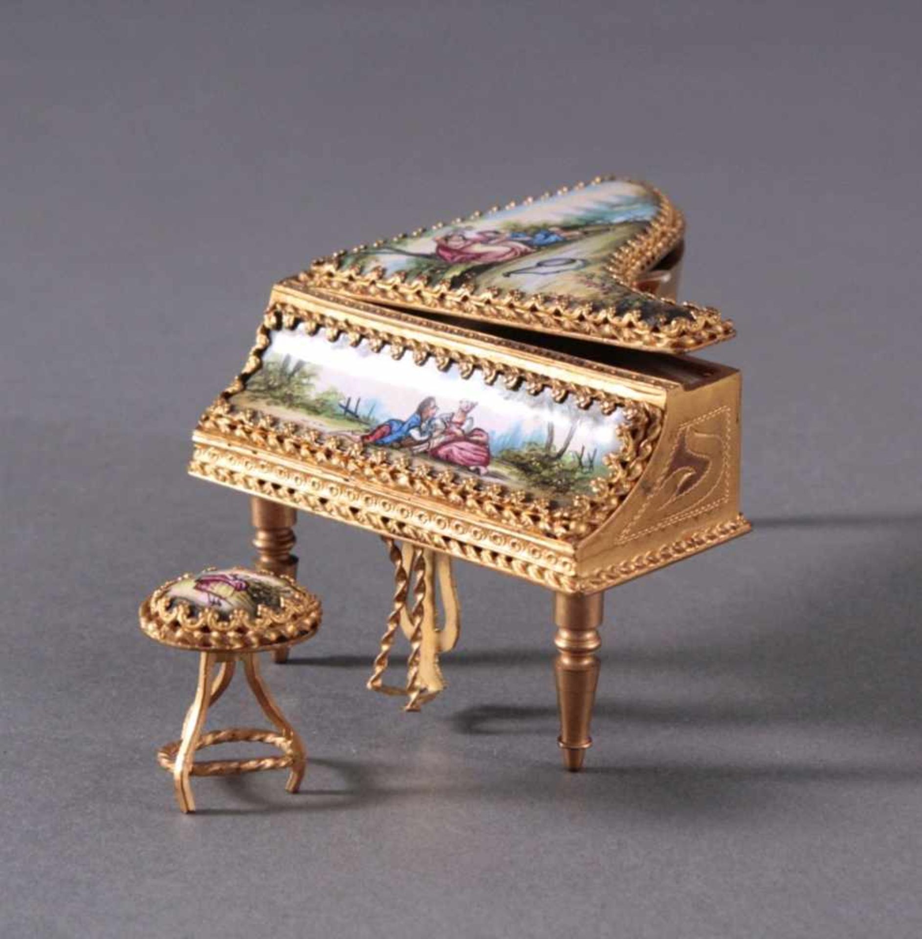 Emaillemalerei, Miniatur Flügel mit Höckerchenvergoldeter reich ornamentierter Messing
