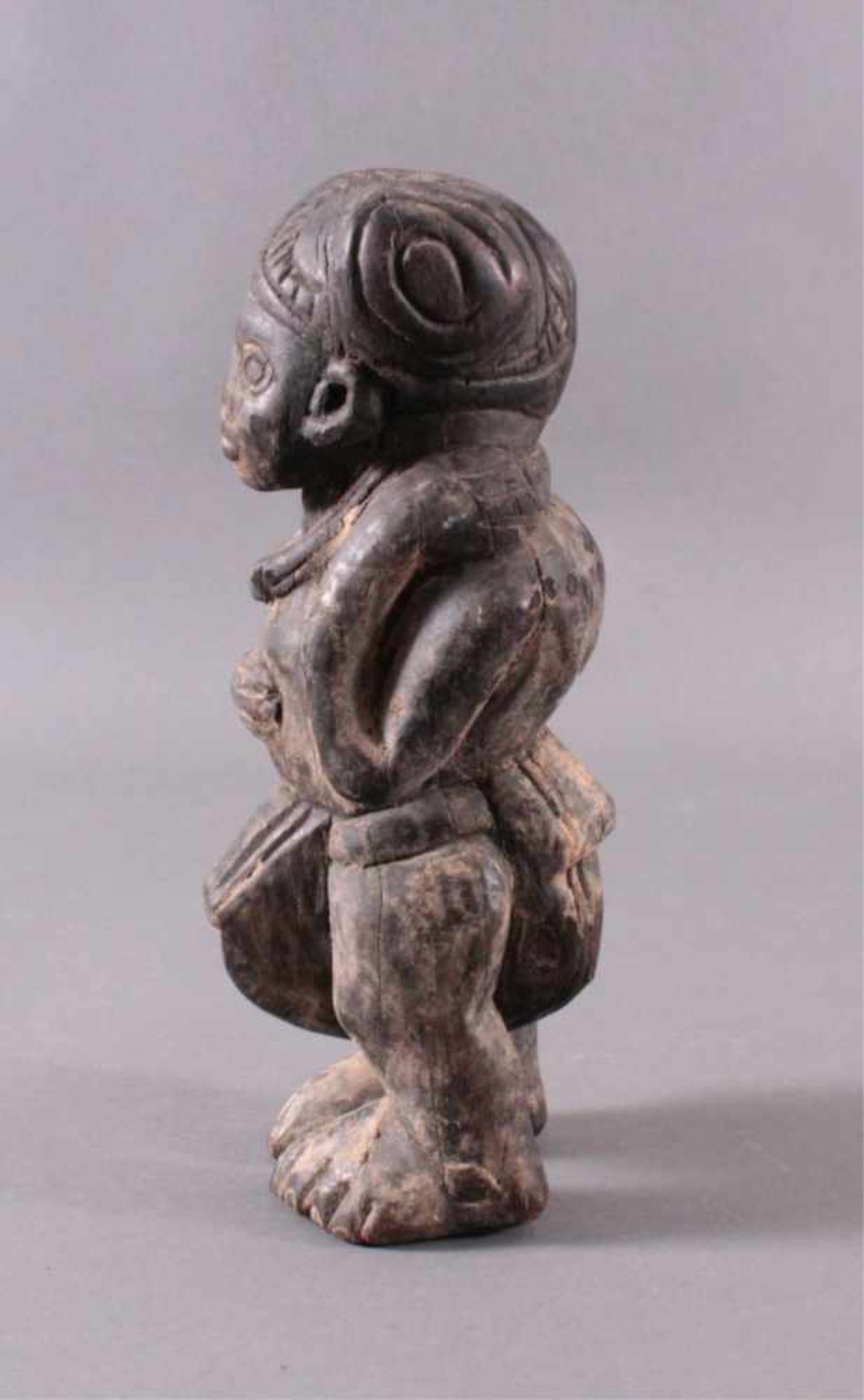 Afrikanische Figur 1. Hälfte 20. Jh.Wohl vom Stamm der Nonoli oder Mende, Holz, dunkelpatiniert, - Bild 4 aus 6