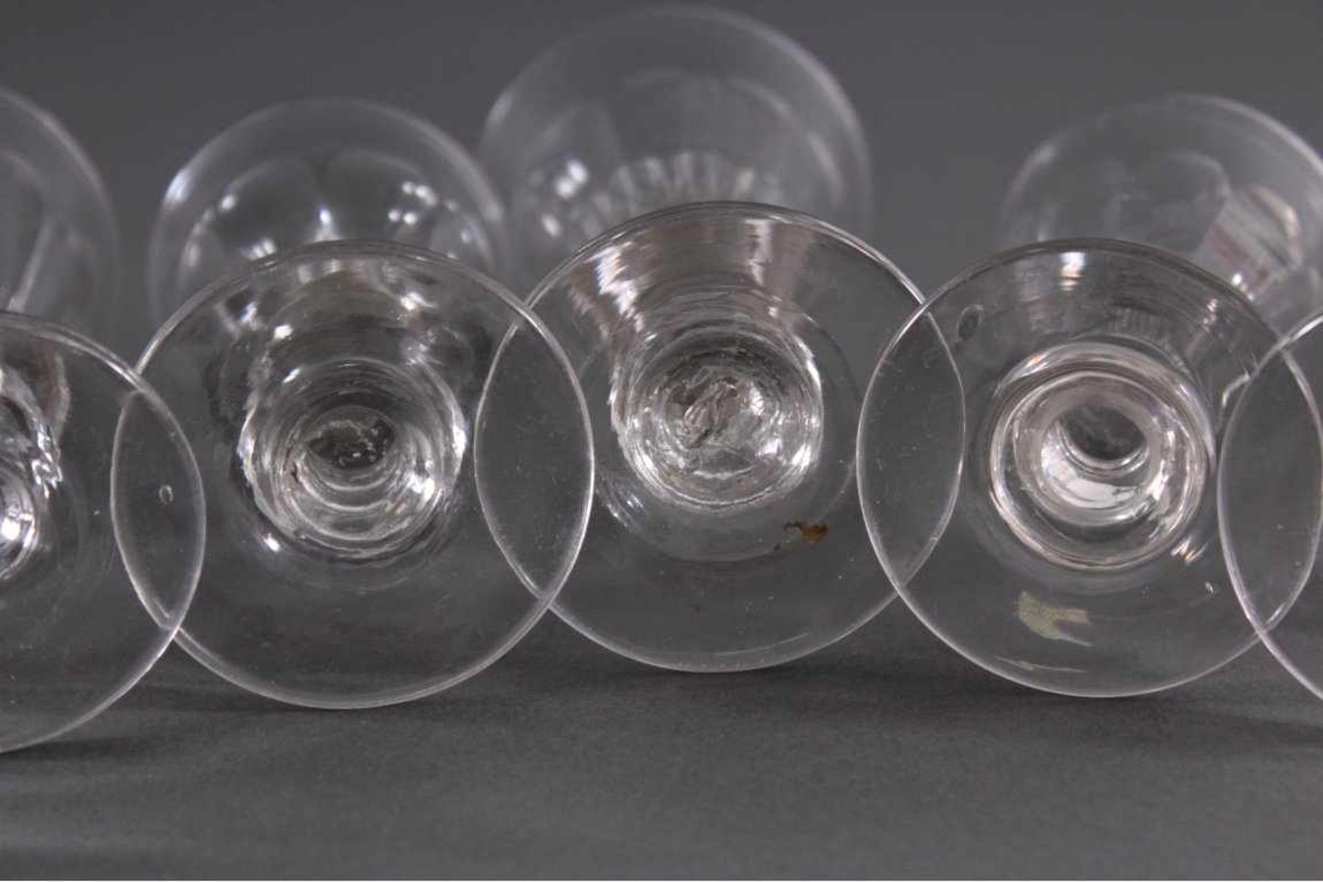 Sechs Gläser, 19. Jh.Mundgeblasenes Klarglas, Scheibenfuß, kelchförmige Kuppa, imunteren Teil - Bild 5 aus 5