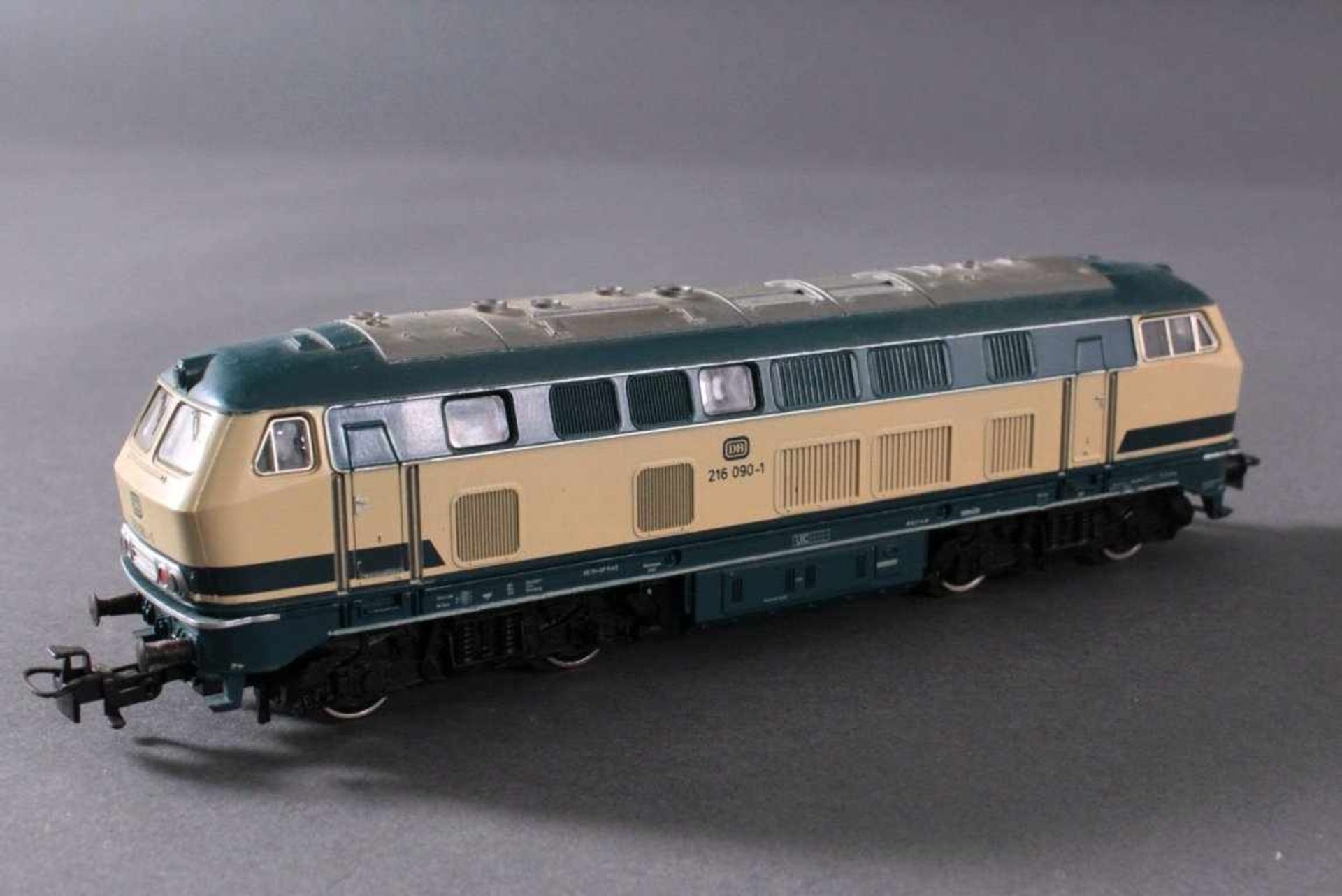 Märklin H0 3071 E-Lok BR 216 090-1 DB in beige/grün mit4 Güterwaggons - Bild 2 aus 3