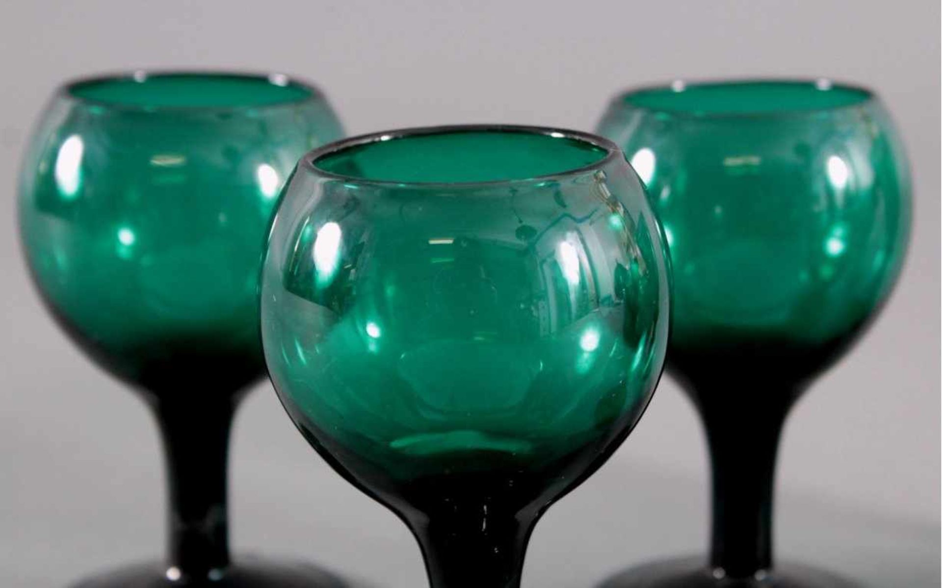 Sechs Gläser, Waldglas 19. Jh.Waldglas in Grüntönen. 1 aus Glasfäden gewickelter Fuss,Schaft mit - Bild 2 aus 6
