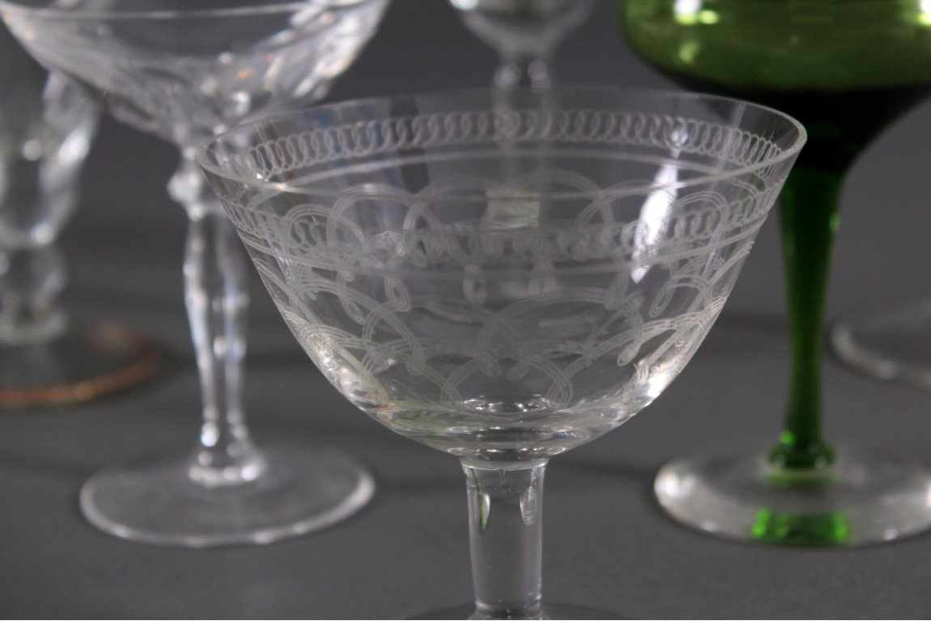 Sechs diverse Trinkgläser, um 1900Farbloses Glas. Verschiedene Formen, Ätz- und Schliffdekore. - Bild 2 aus 5
