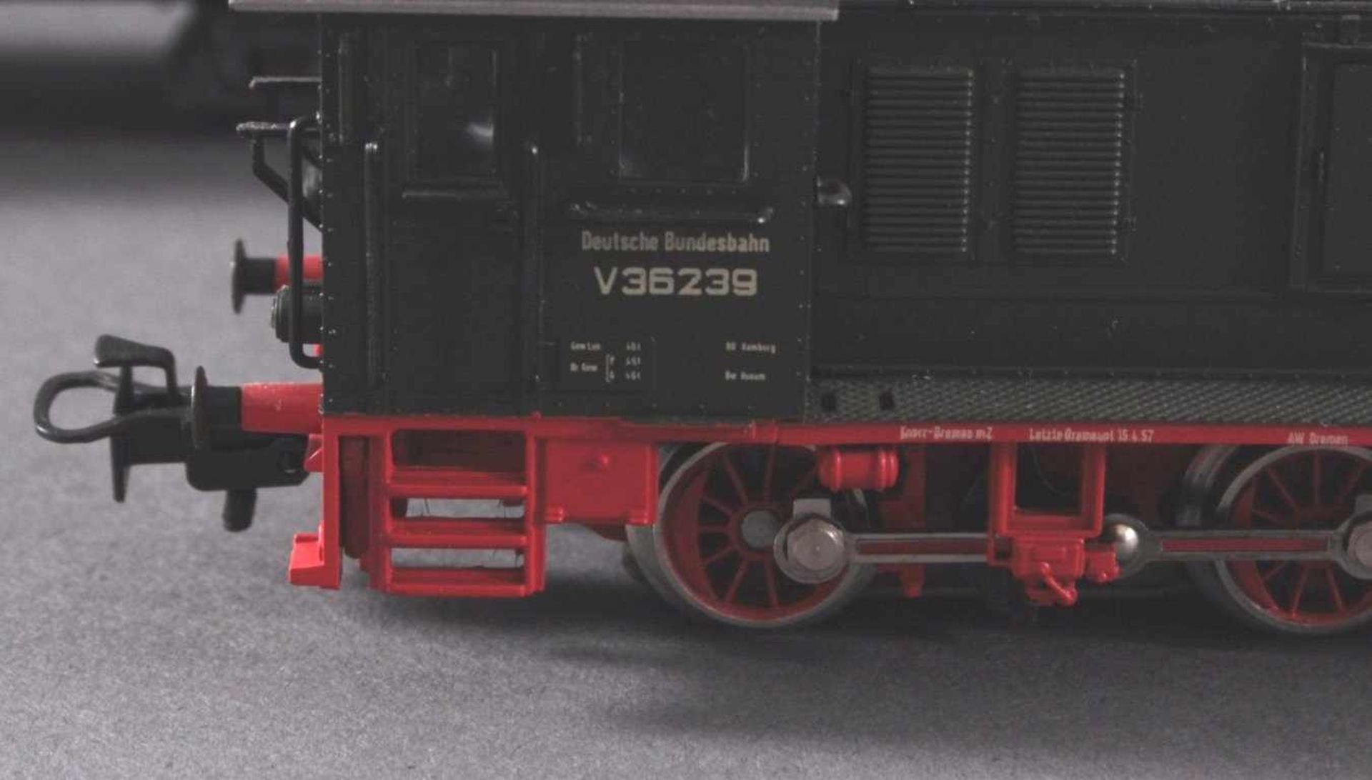 Märklin H0 V36239 Diesel-Lok DB mit2 Personen- und 3 Güterwaggons und 2 Modellautos - Bild 3 aus 3