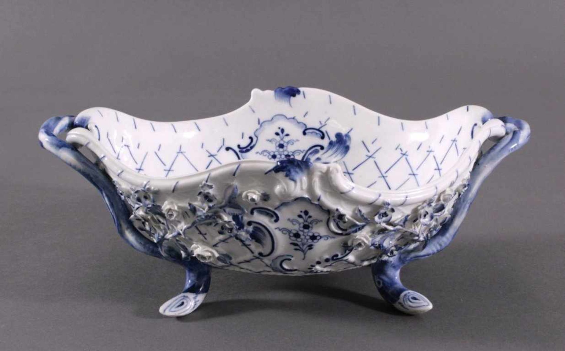 Anbietschale Meissen 19. Jh.Längliche Schale mit seitlichen Handhaben, innen bemalt mitblauem