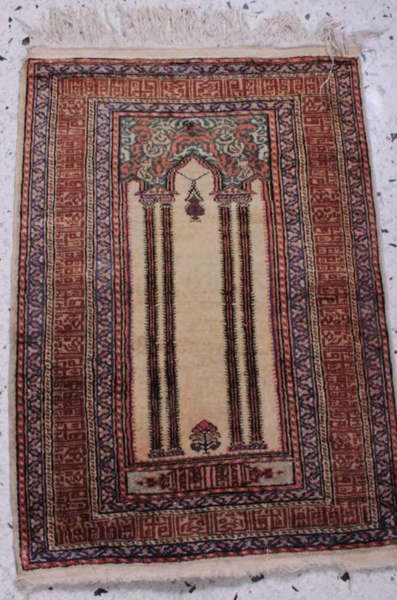 Orientteppich, Seide, 20. JahrhundertMittig ein Gebetsfeld mit 2 Säulen und bekrönendemBaldachin,