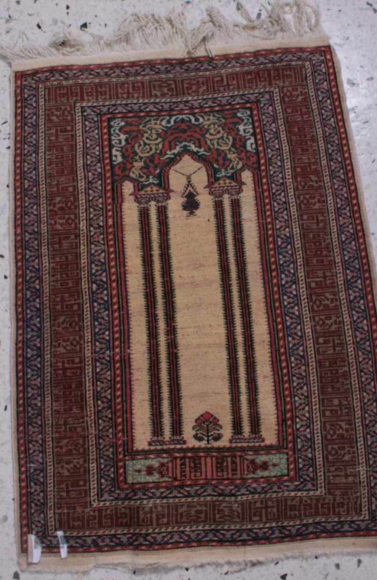 Orientteppich, Seide, 20. JahrhundertMittig ein Gebetsfeld mit 2 Säulen und bekrönendemBaldachin, - Bild 2 aus 2