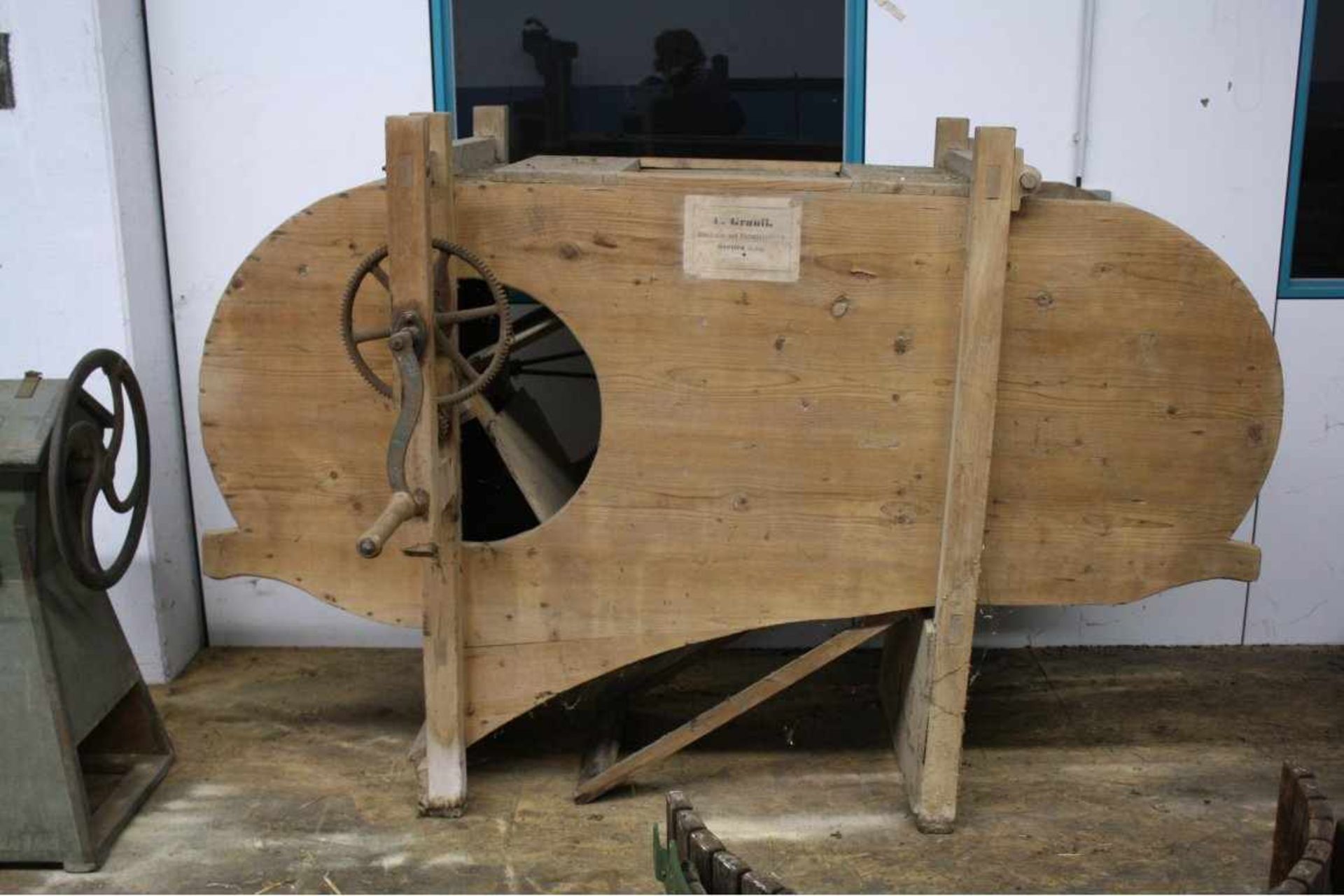 Landwirtschaftliche Maschine mit HolzgestellHerstellerbezeichnung C. Grauff Maschinen
