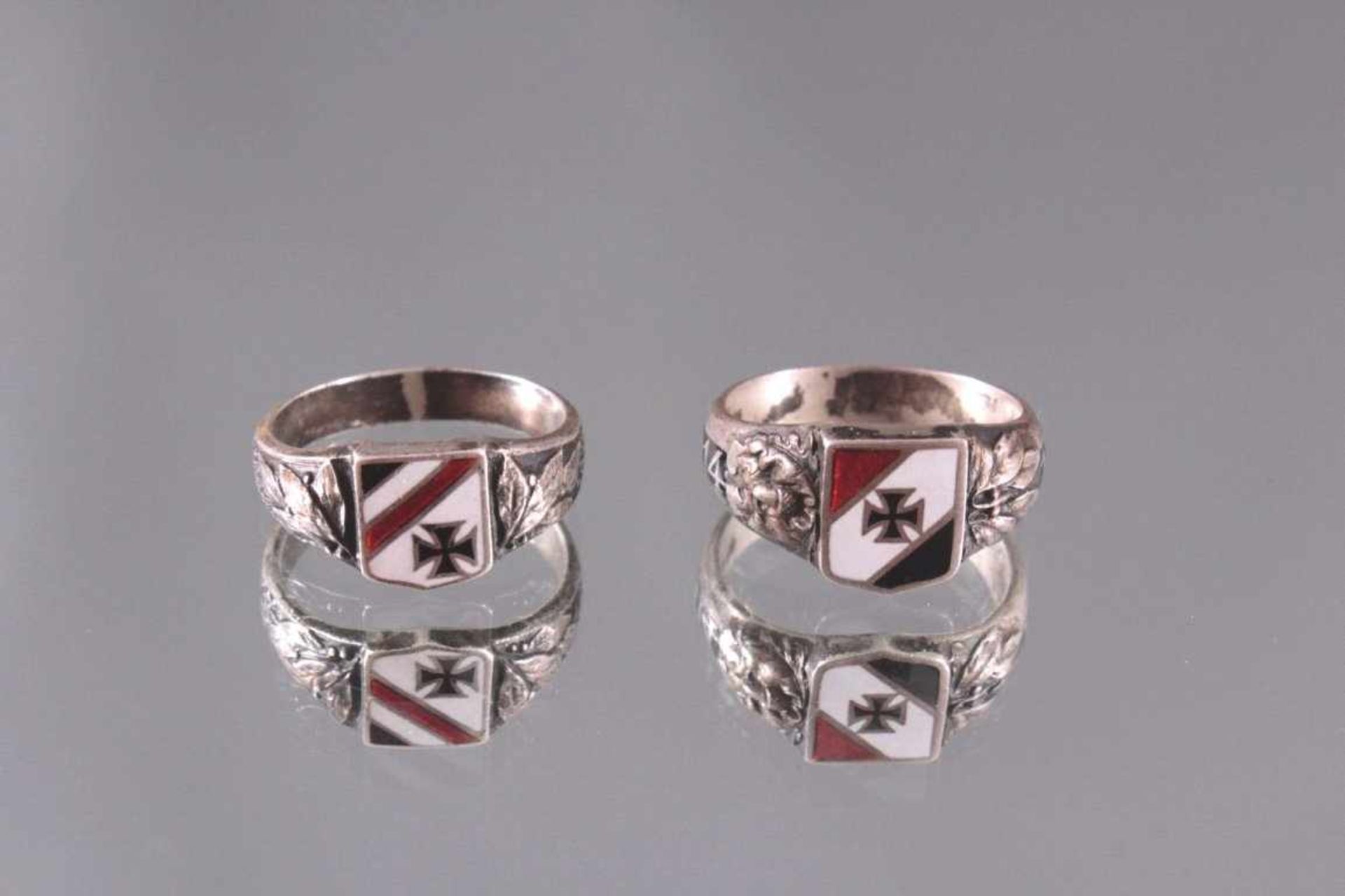 Paar patriotische Ringe aus dem 1. WeltkriegTombak versilbert, partiell emailliert. Ring mit