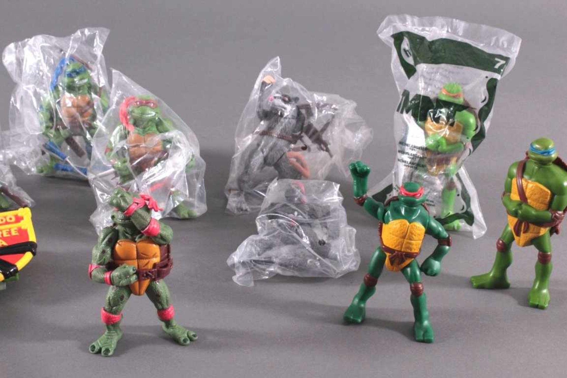 Konvolut Teenage Mutant Ninja Turtles 14 Stückverschiedene Hersteller u.a. Playmates, McDonald's .. - Bild 3 aus 3
