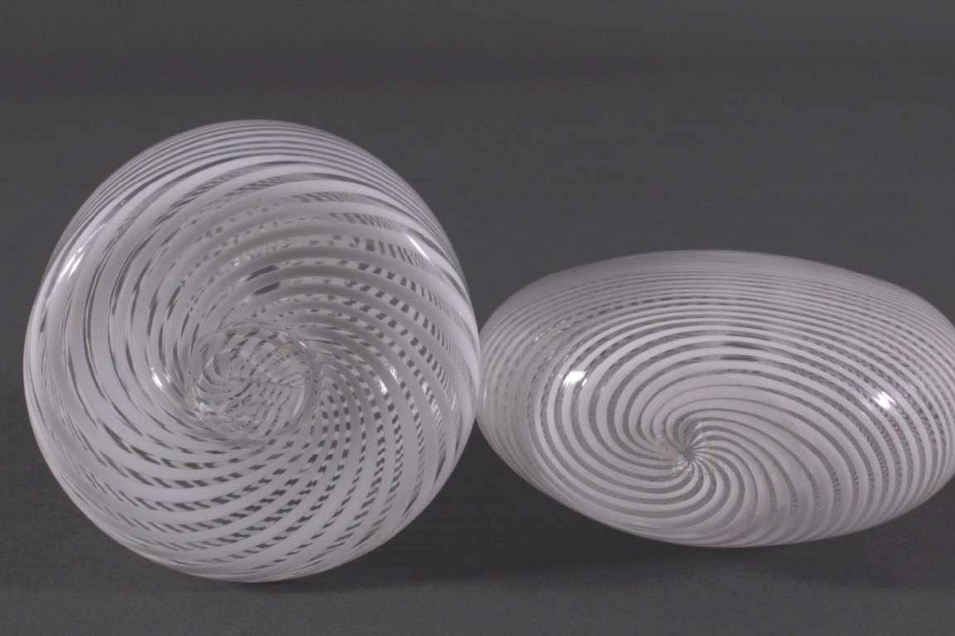 Charlie Meaker (1946-2011 Kopenhagen). Studioglas-Objekte1980er, Klarglas mit opalweißer - Bild 3 aus 3