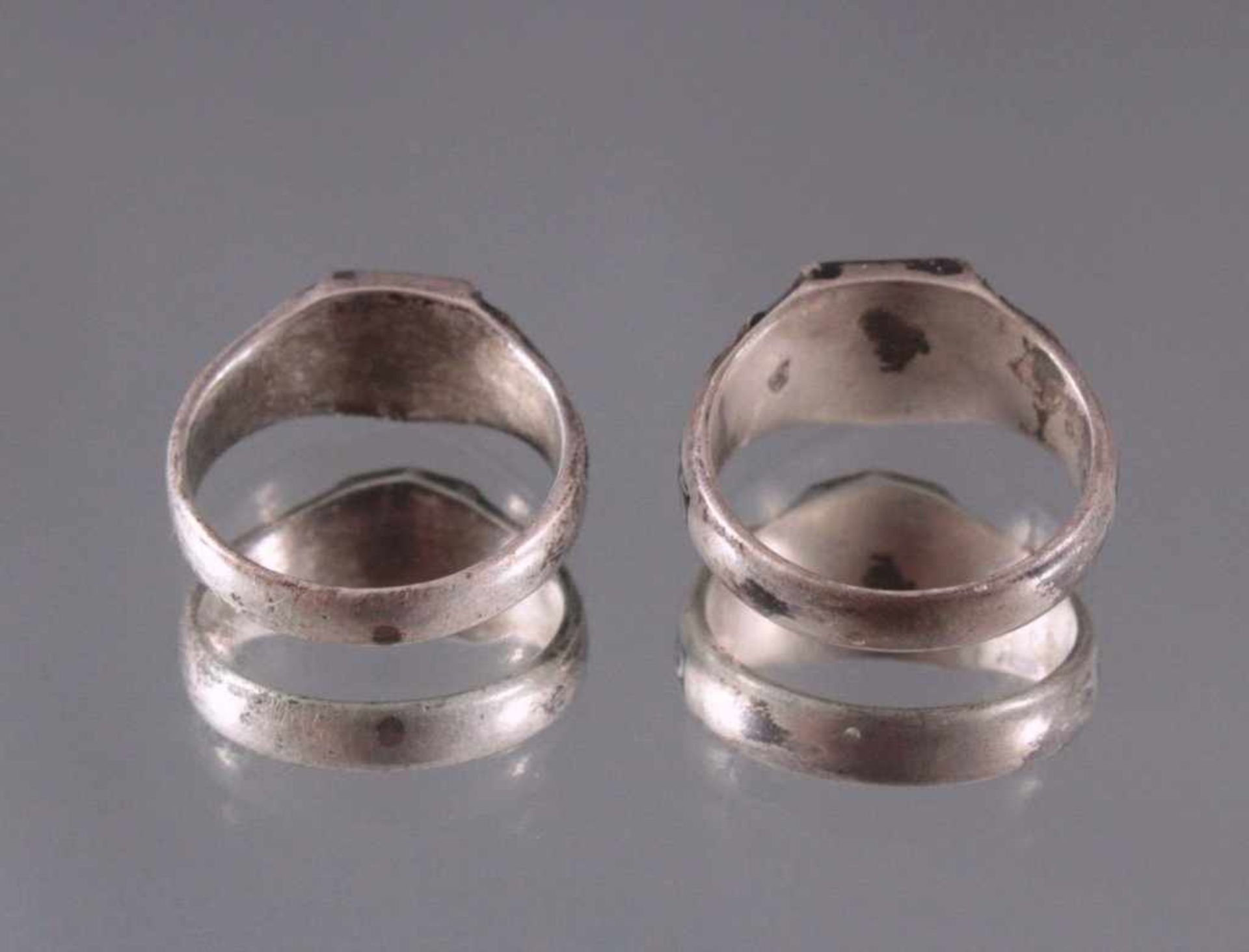 Paar patriotische Ringe aus dem 1. WeltkriegTombak versilbert, partiell emailliert. Ring mit - Bild 3 aus 3