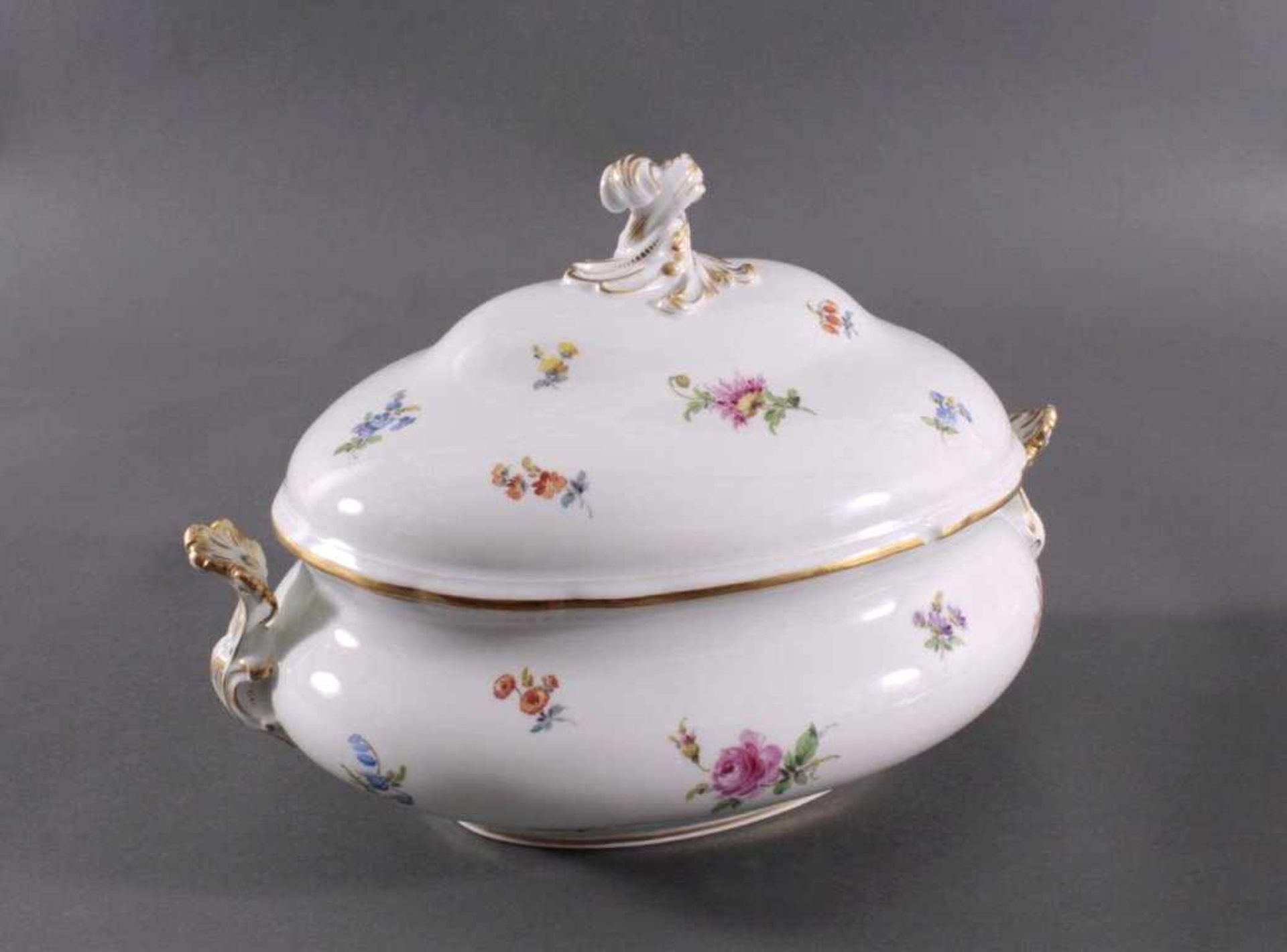 Meissen DeckelterrineOvale Deckelterrine, polychrome Malerei, Dekor Streublume,Goldstafffiert, ca. - Image 2 of 4