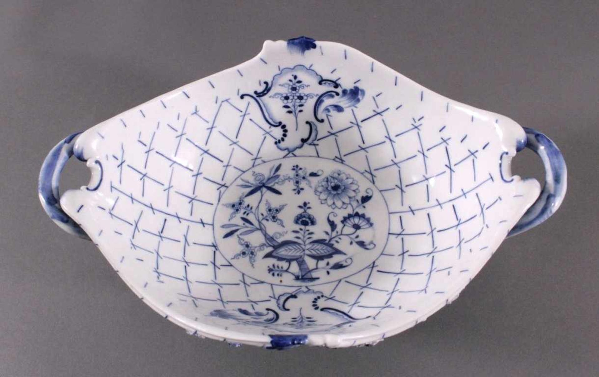 Anbietschale Meissen 19. Jh.Längliche Schale mit seitlichen Handhaben, innen bemalt mitblauem - Bild 4 aus 4