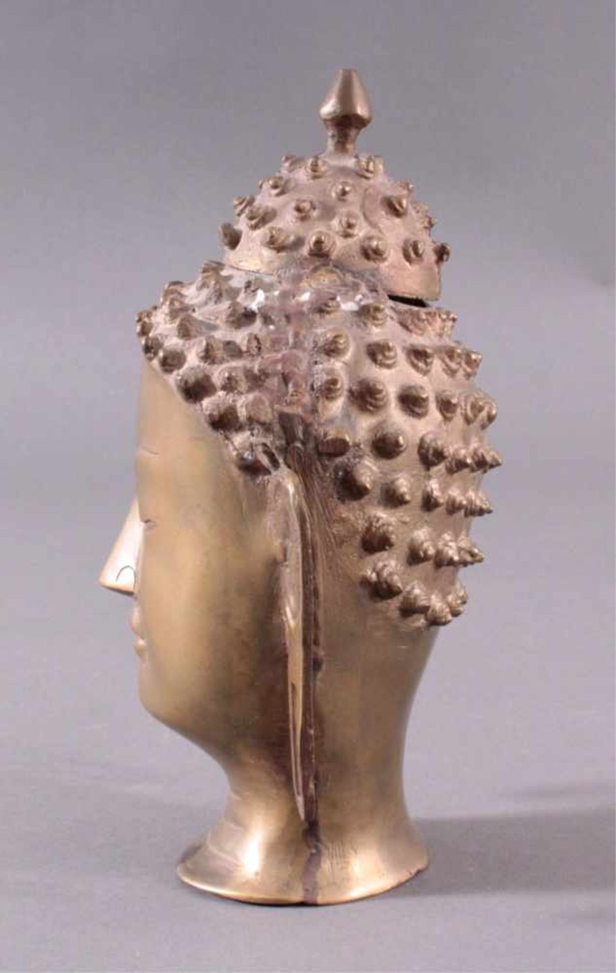 Buddha-Kopf, Bronze Thailand, 20. Jh. oder früherBronze-Hohlguss. Das Gesicht zeigt fein - Image 4 of 6