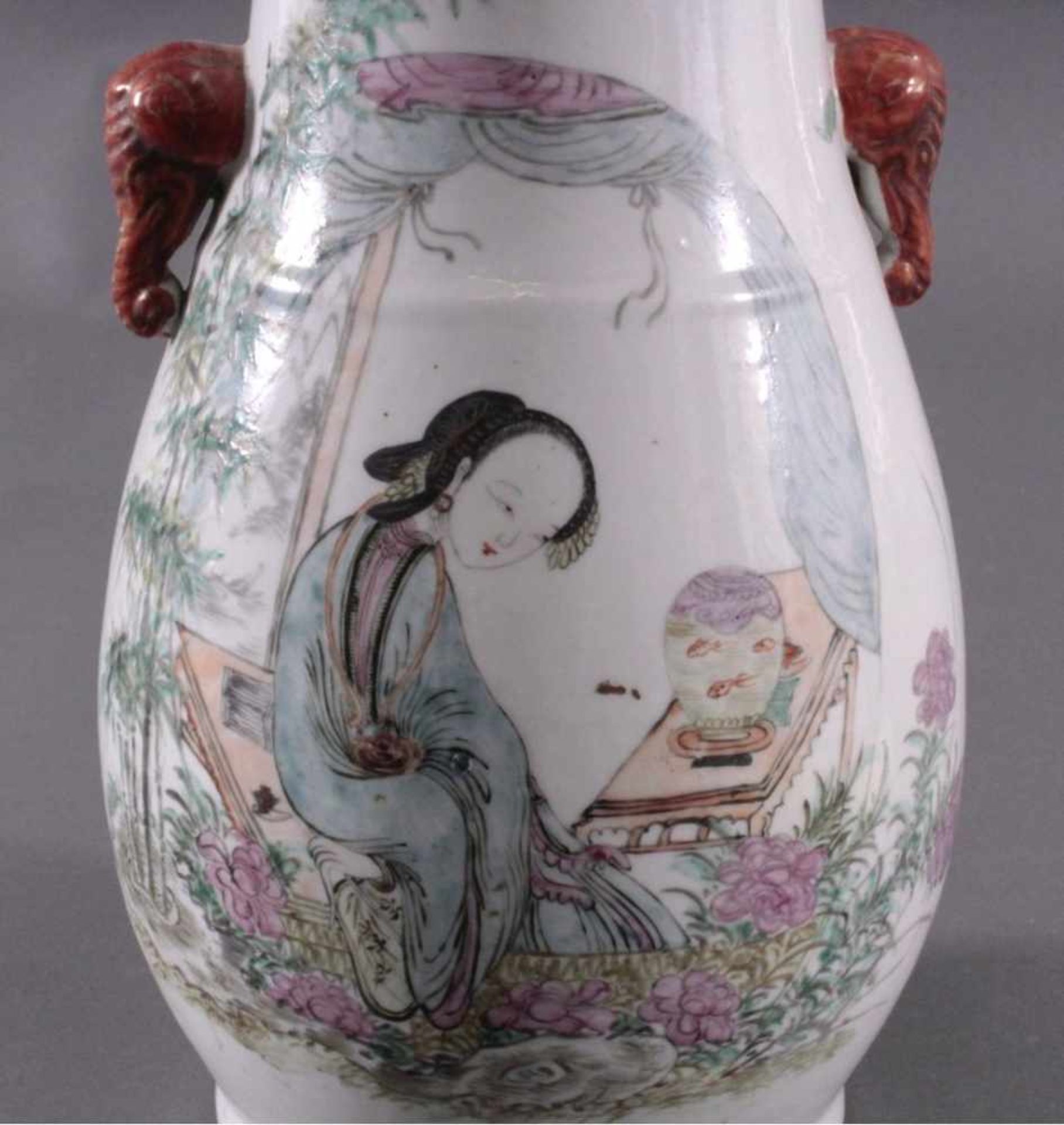 Vase in Hu-Form mit ElefantenköpfenPorzellan, birnförmiger Korpus mit idylischer - Bild 6 aus 7