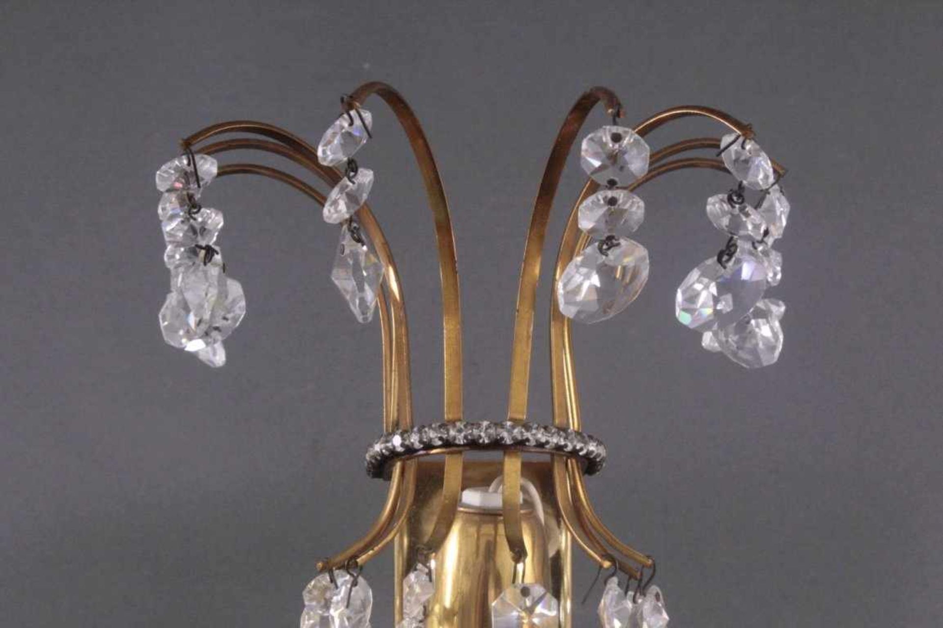 Paar WandlampenMessing mit Kristallbehang, 4-flammig, ca. H-32 x 38 cm.Fehlteile, Funktion nicht - Bild 2 aus 5