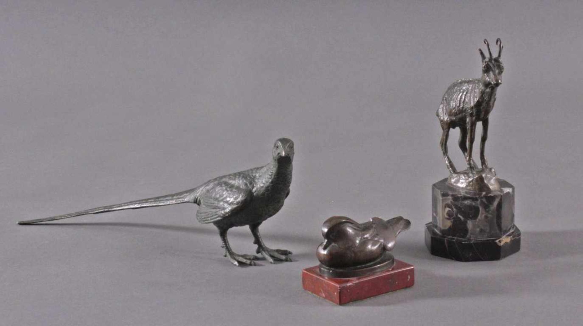Drei Bronze-TierplastikenRebhuhn, Spatz und Gämse, Bronze patiniert, ungemarkt.Vollplastische und