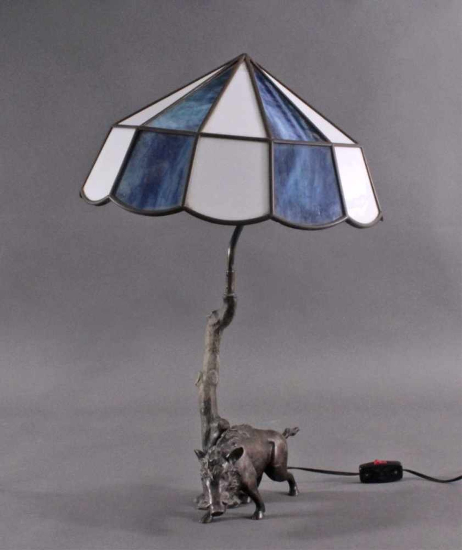 Lampe mit Wildschwein, 1. Hälfte 20. Jh.Zinkguß Bronze patiniert, Bleiglasschirm, Kabel muß