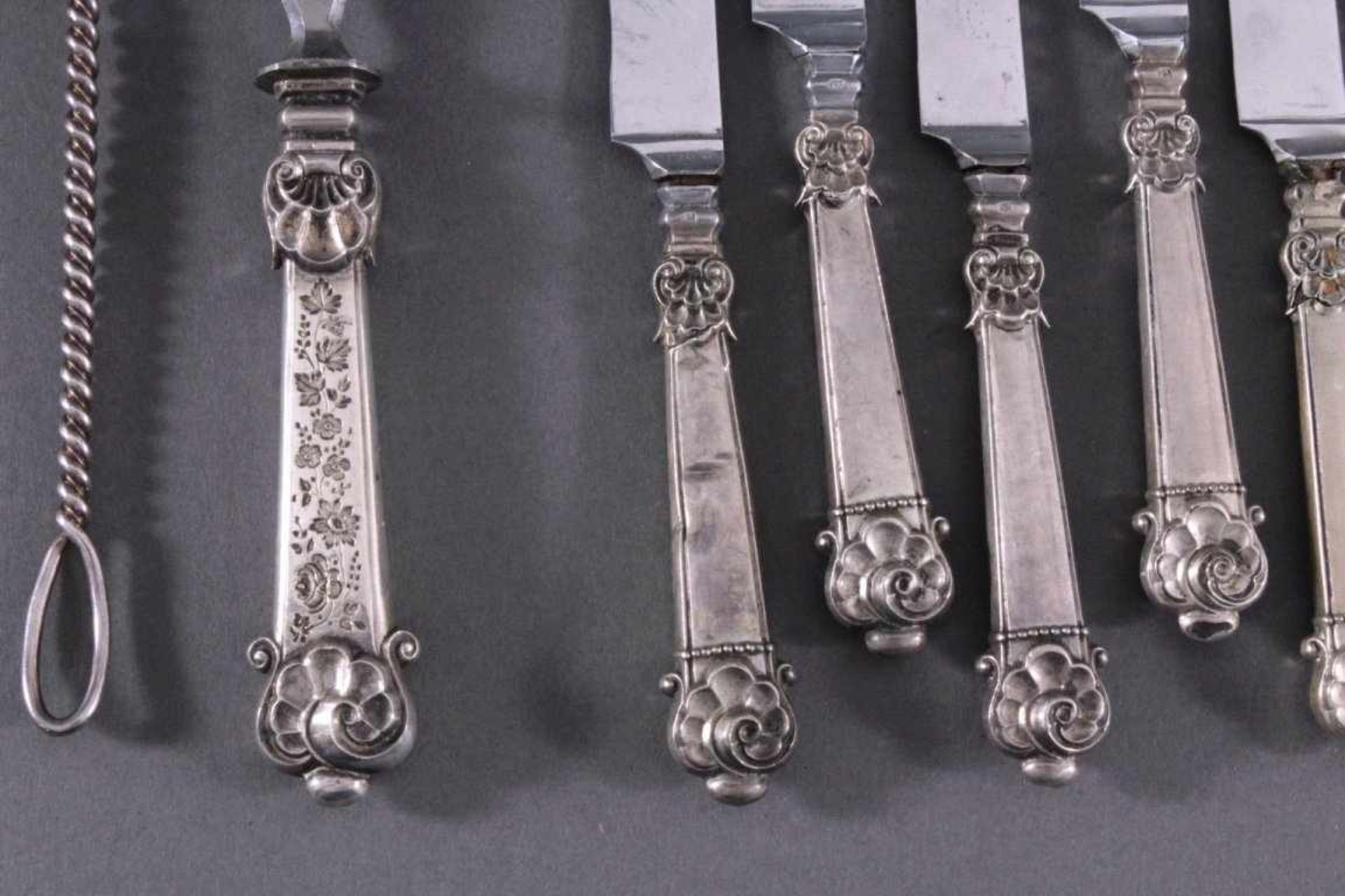 Besteck Konvolut, 13-lötig und 800er Silber7 Messer und 1 Gabel, 13-lötig. Griffe mit - Bild 3 aus 4