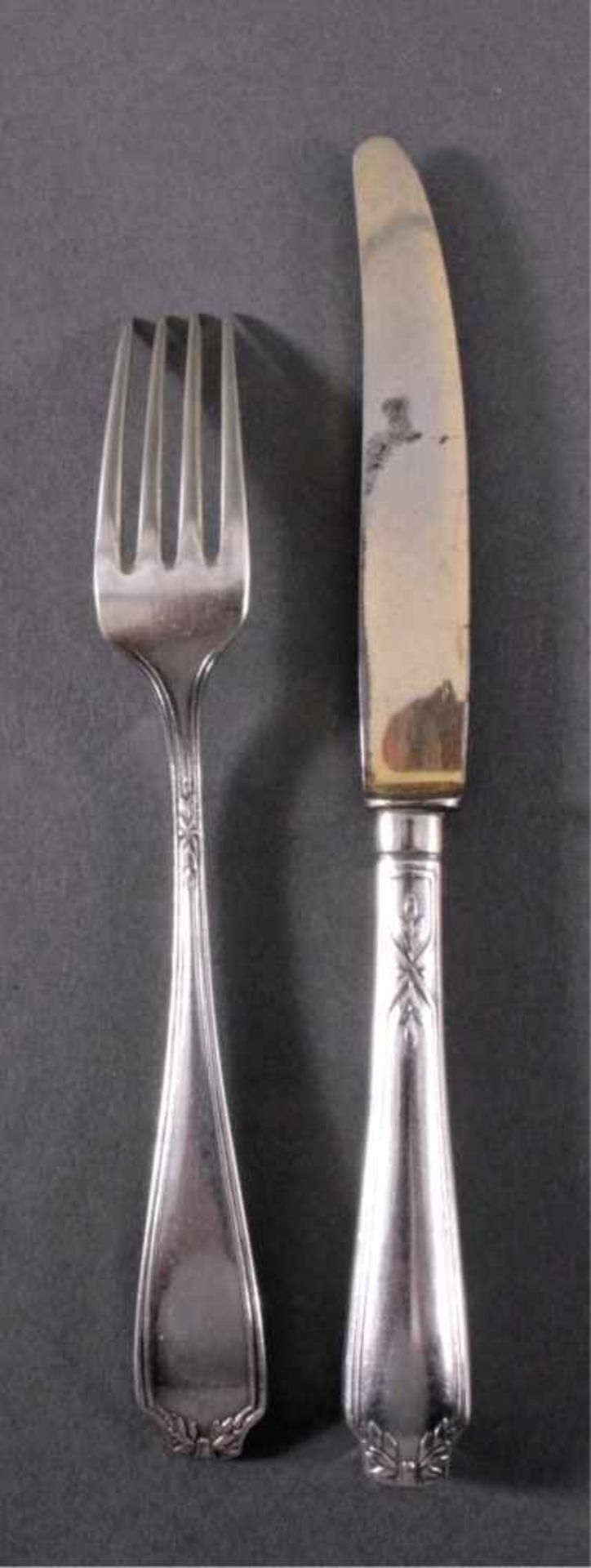 Dessertbesteck um 1900, versilbert12 Gabeln und 12 Messer, Klinge mit Resten von Vergoldung.Griffe - Image 3 of 3
