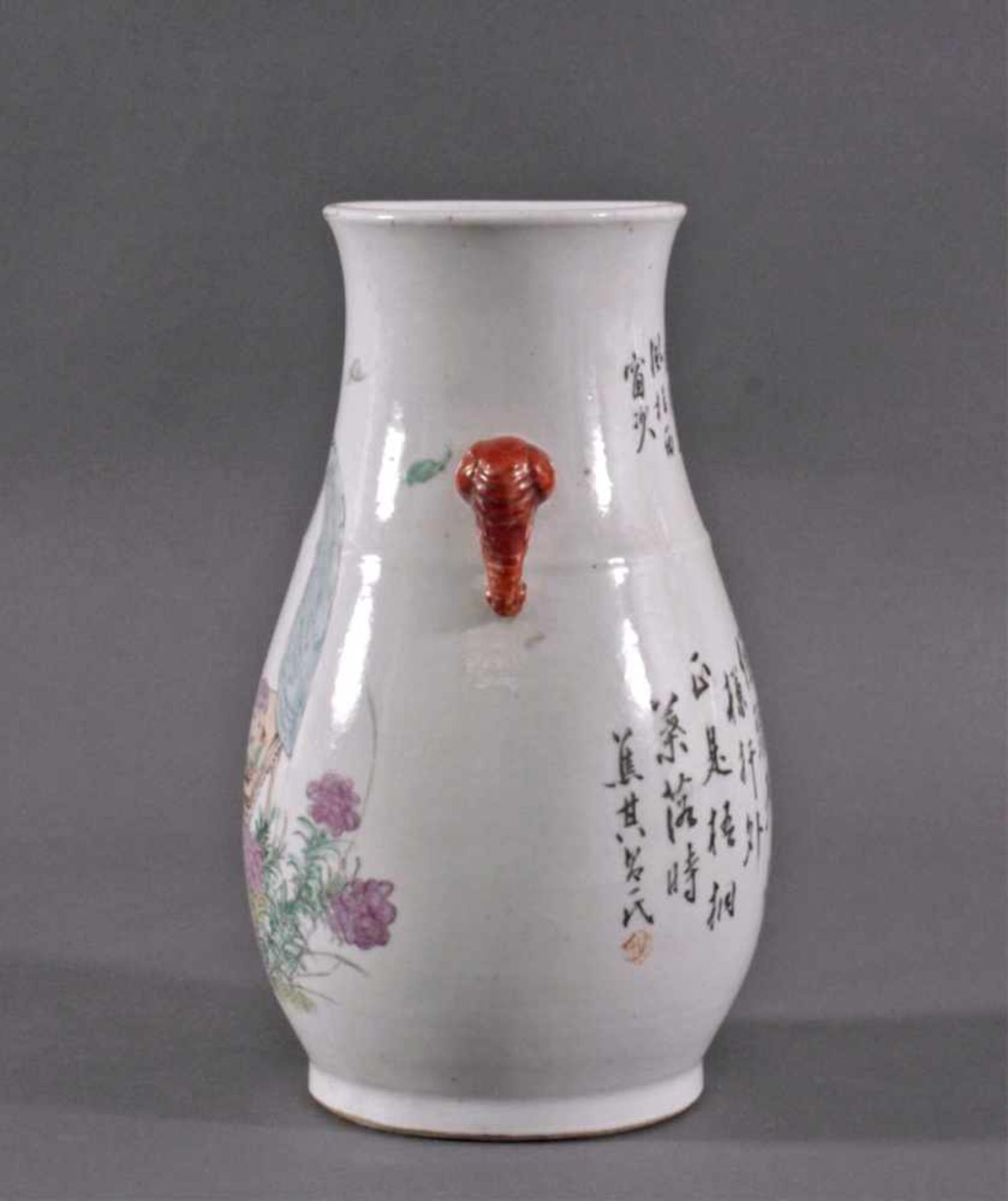 Vase in Hu-Form mit ElefantenköpfenPorzellan, birnförmiger Korpus mit idylischer - Bild 2 aus 7