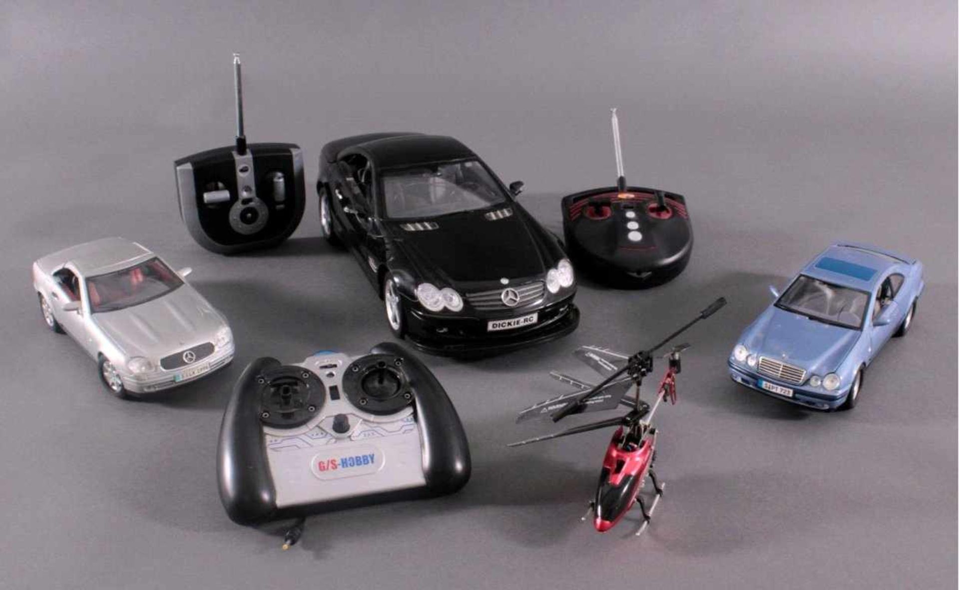 Modell-Sportwagen und HelikopterKunststoff, unterschiedliche Hersteller. Dickie, Mercedes.A.N.S.O.N,