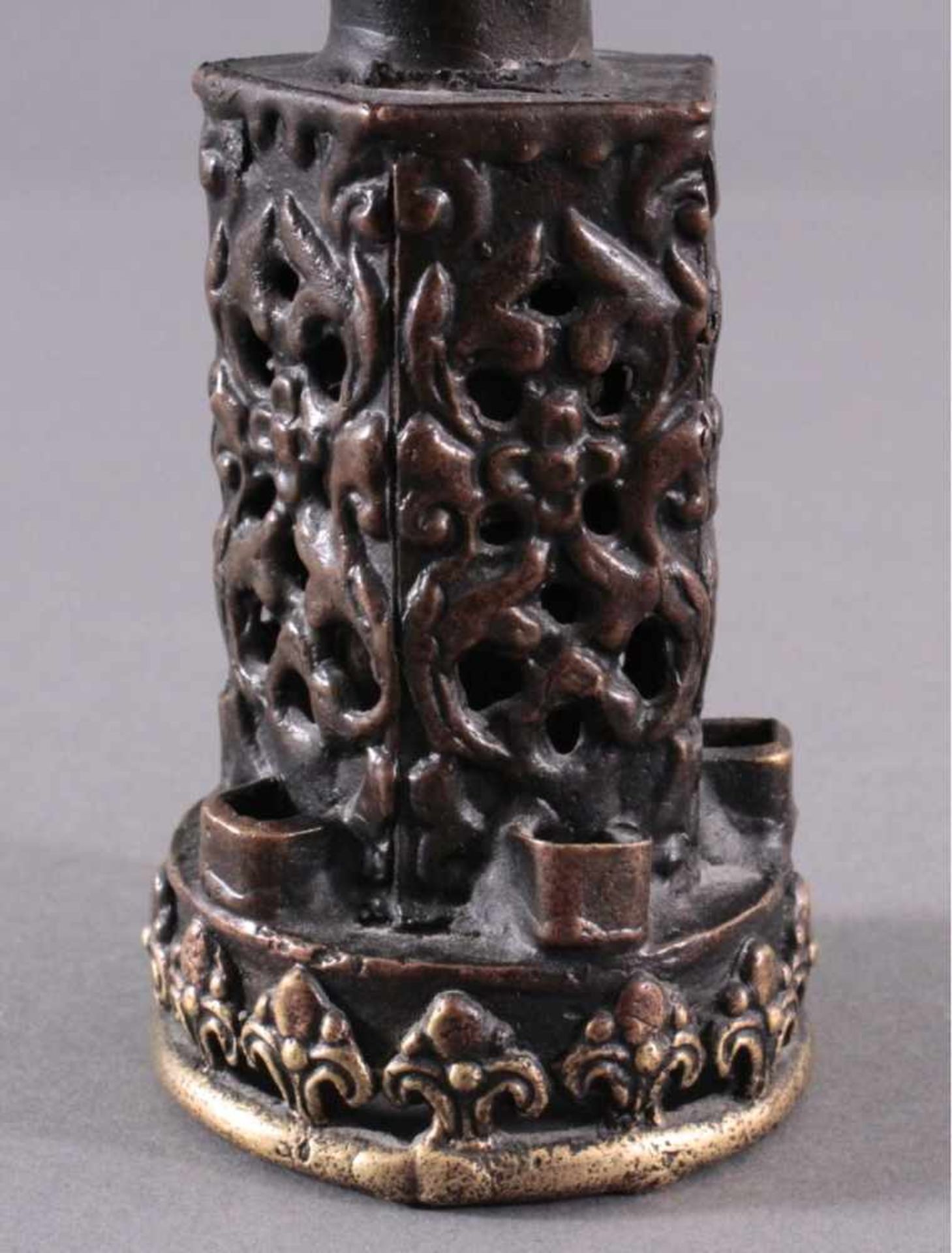 Kerzenhalter aus Bronzedunkel patiniert, mit Relief- und Durchbrucharbeit,ca. H- 15 cm - Bild 2 aus 3