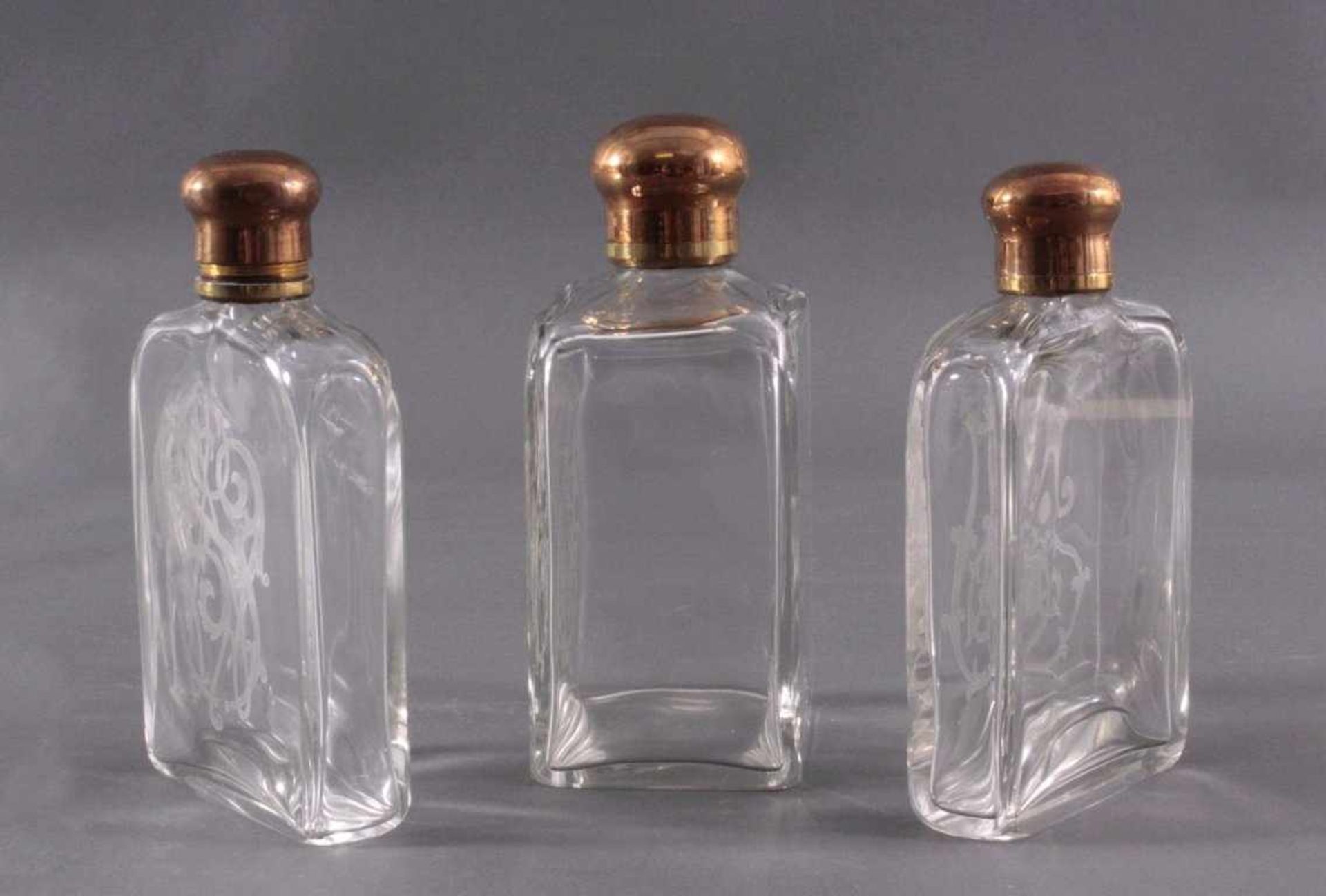 3 Vorratsgefäße aus Glas um 1900Unterschiedliche Größen, Klarglas, auf der Schauseiteverziert mit - Image 2 of 3