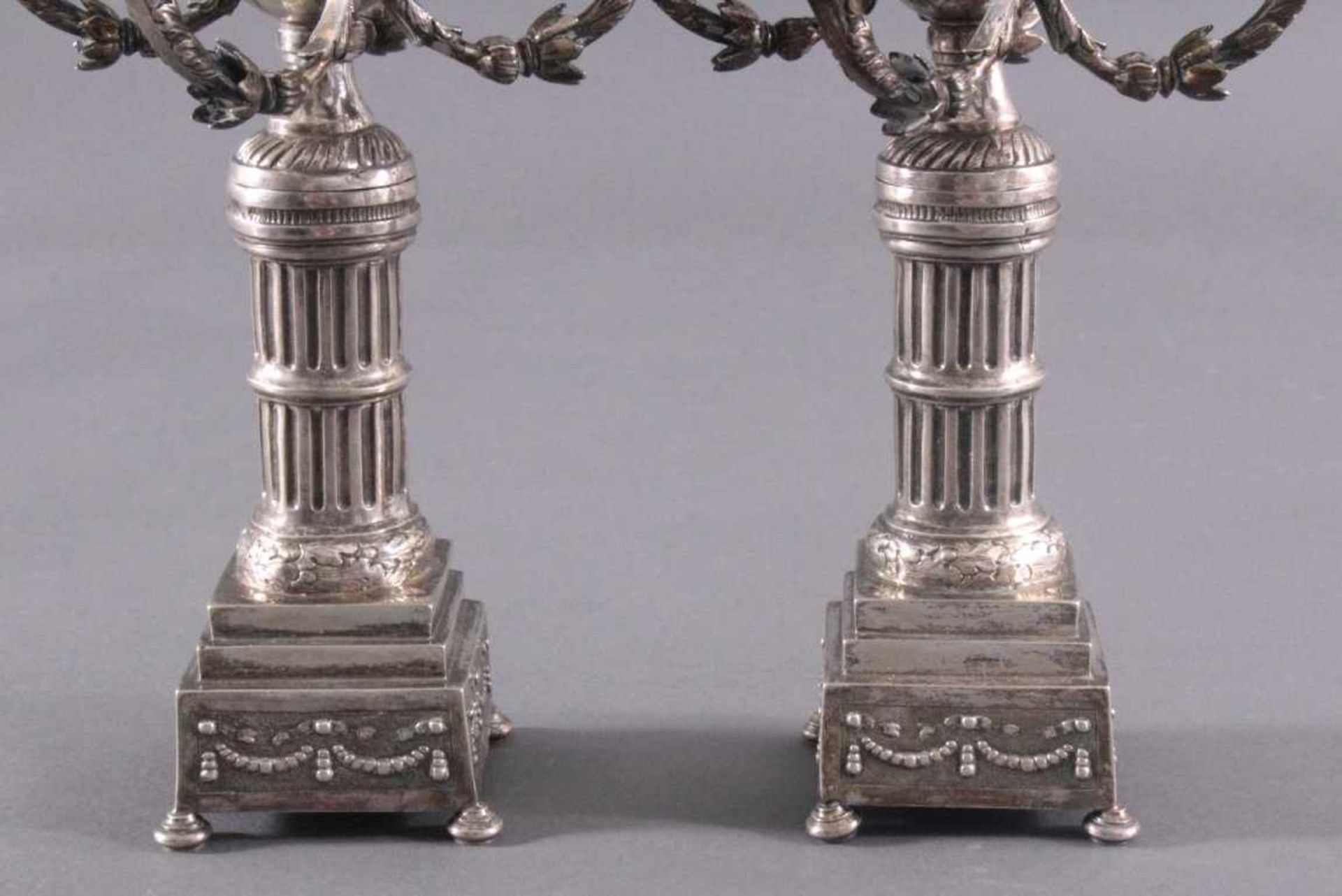 Paar silberne Empire KerzenleuchterUm 1800, auf viereckigen Sockel, getragen von vier rundenFüßen. - Image 6 of 8