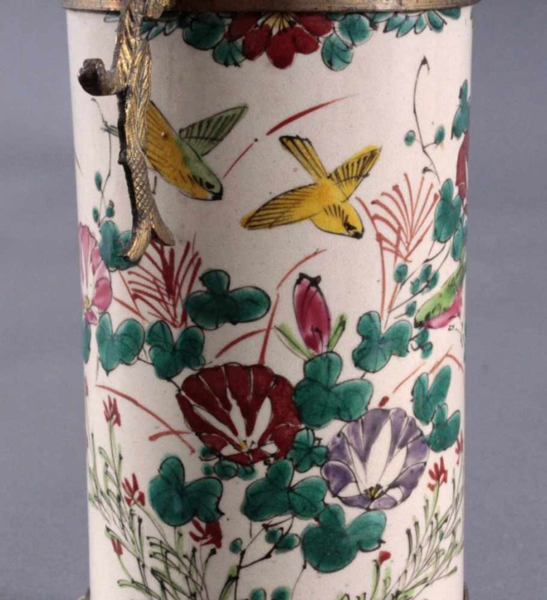 Vase mit MessingmonturPorzellan, zylindischer Korpus mit Aufglasurbemalung vonVogel, blühendem Zweig - Bild 4 aus 7