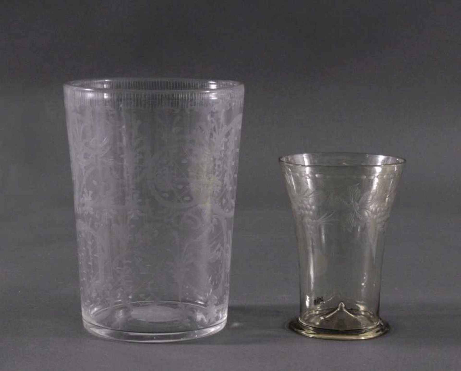 Zwei GlasvasenFarbloses Kristallglas mundgeblasen, geschnittener Boden.1x Böhmen, Nový Bor, Klarglas - Image 2 of 6
