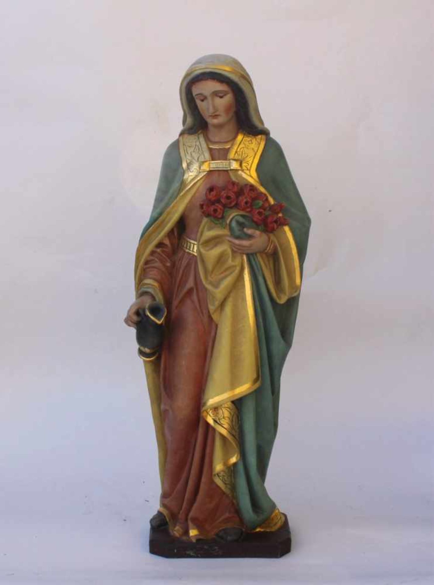 Heilige Elisabeth mit Rosen und KrugLindenholz, farbig gefasst, teilweise vergoldet, auf Sockel(