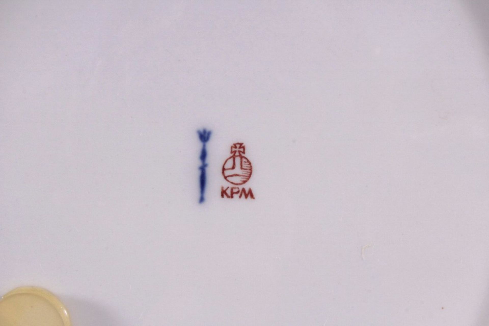 KPM Wandteller, blaue Szeptermarke rote StempelmarkeRunder Teller, reliefiertes Weißporzellan mit - Bild 4 aus 4