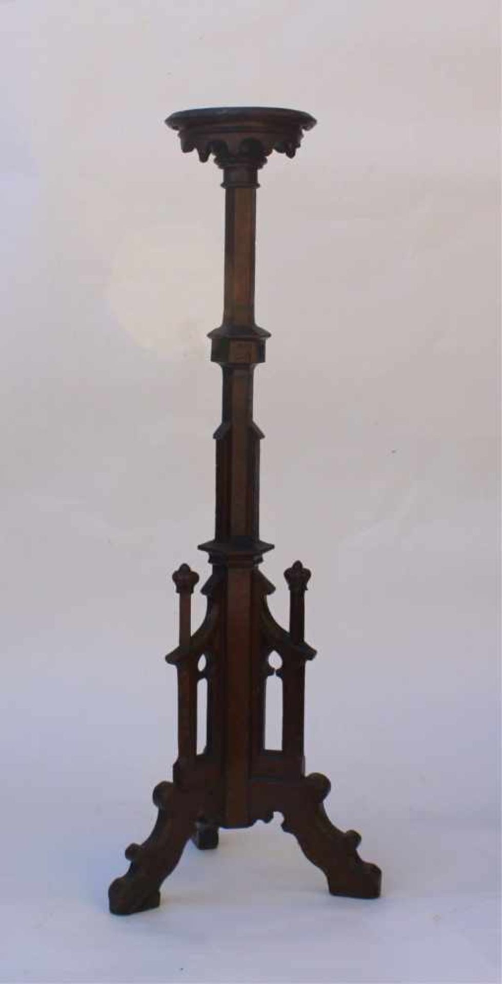 Blumen/Kerzensäule im gotischen Stil, 19. Jh.Holz geschnitzt, 2-teilig, ein seitlicher Zapfen