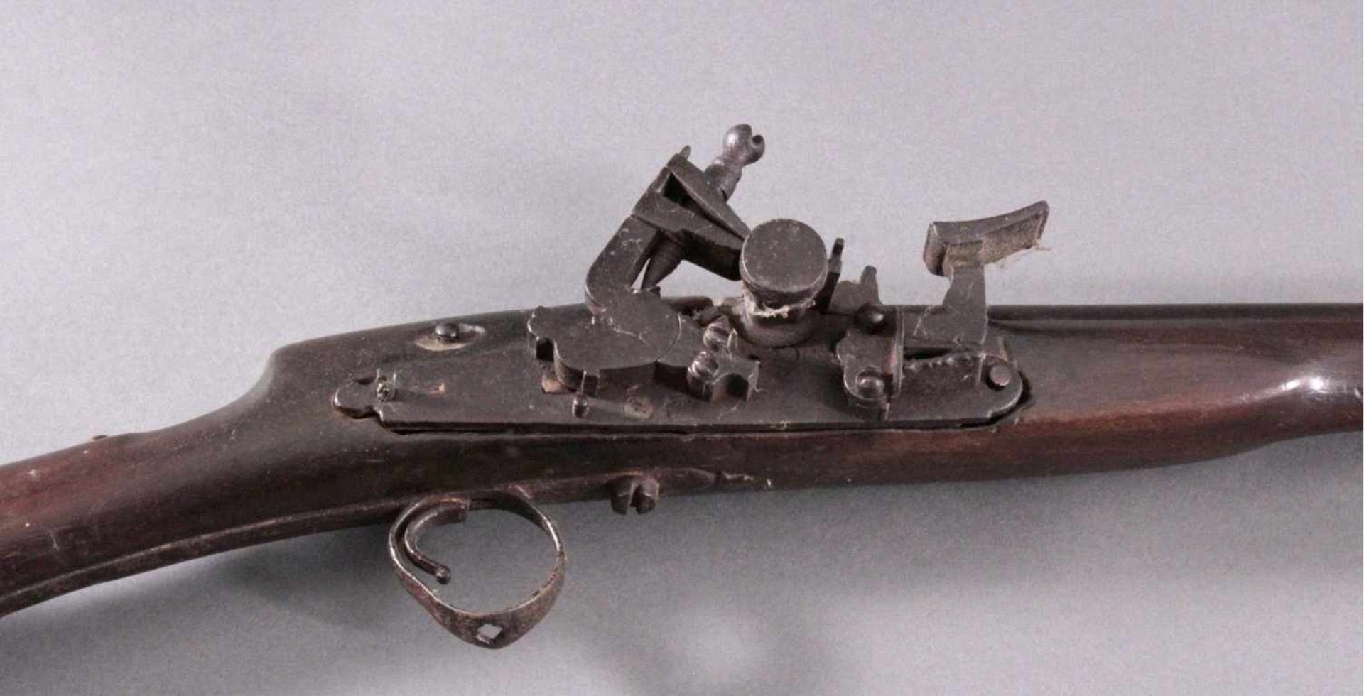 Orientalisches Steinschlossgewehr, 19. JahrhundertHolzschäftung mit gravierter, mit halben - Image 6 of 7