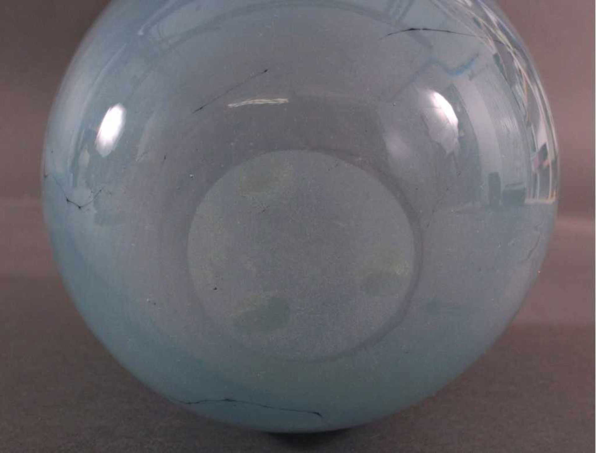 Lubomir Hora geb. 1946 Brünn, Glas-Ziervase 20. Jh.Opakes, dickwandiges Glas mit blauer - Image 3 of 4