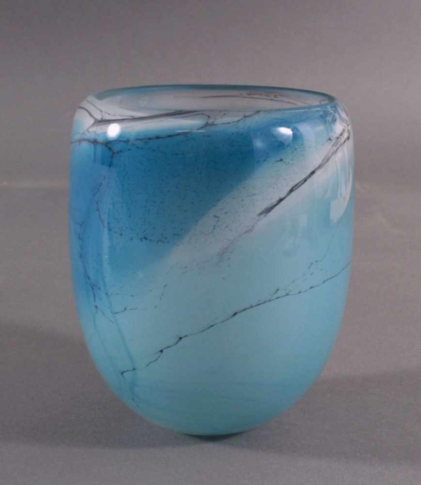 Lubomir Hora geb. 1946 Brünn, Glas-Ziervase 20. Jh.Opakes, dickwandiges Glas mit blauer - Image 2 of 4