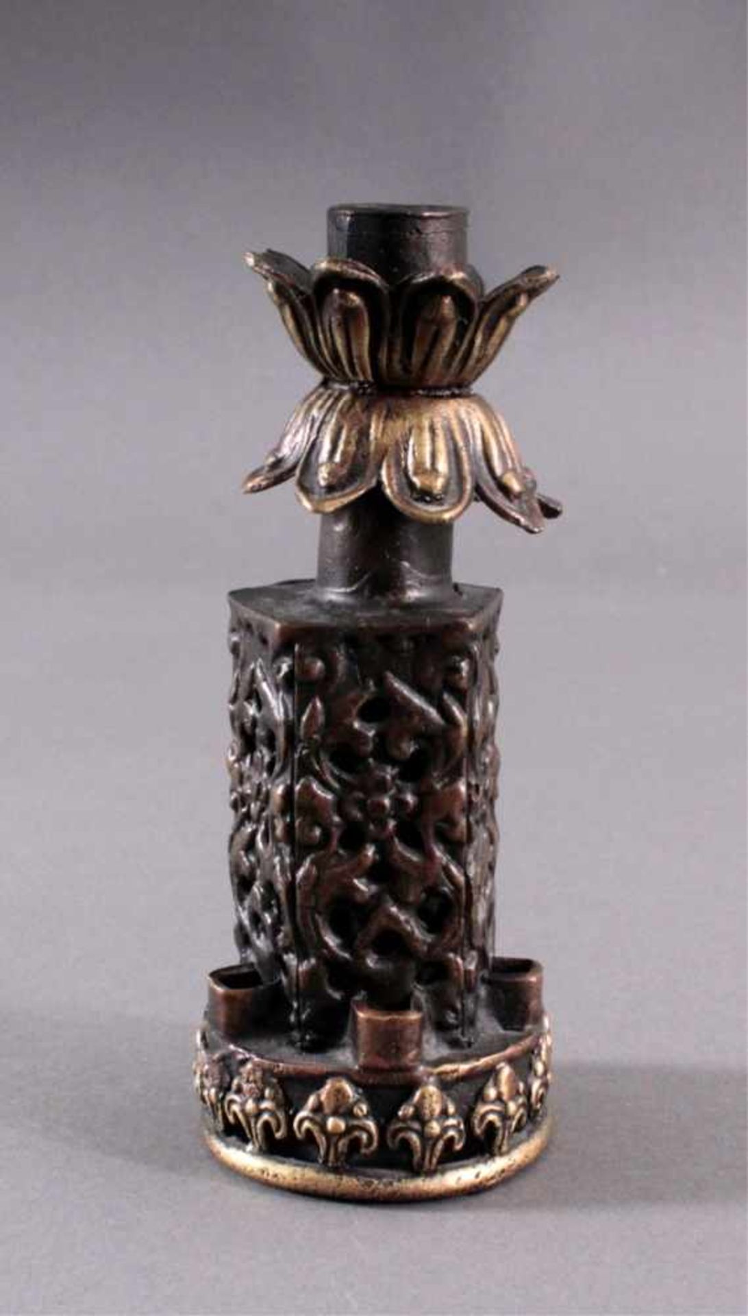 Kerzenhalter aus Bronzedunkel patiniert, mit Relief- und Durchbrucharbeit,ca. H- 15 cm