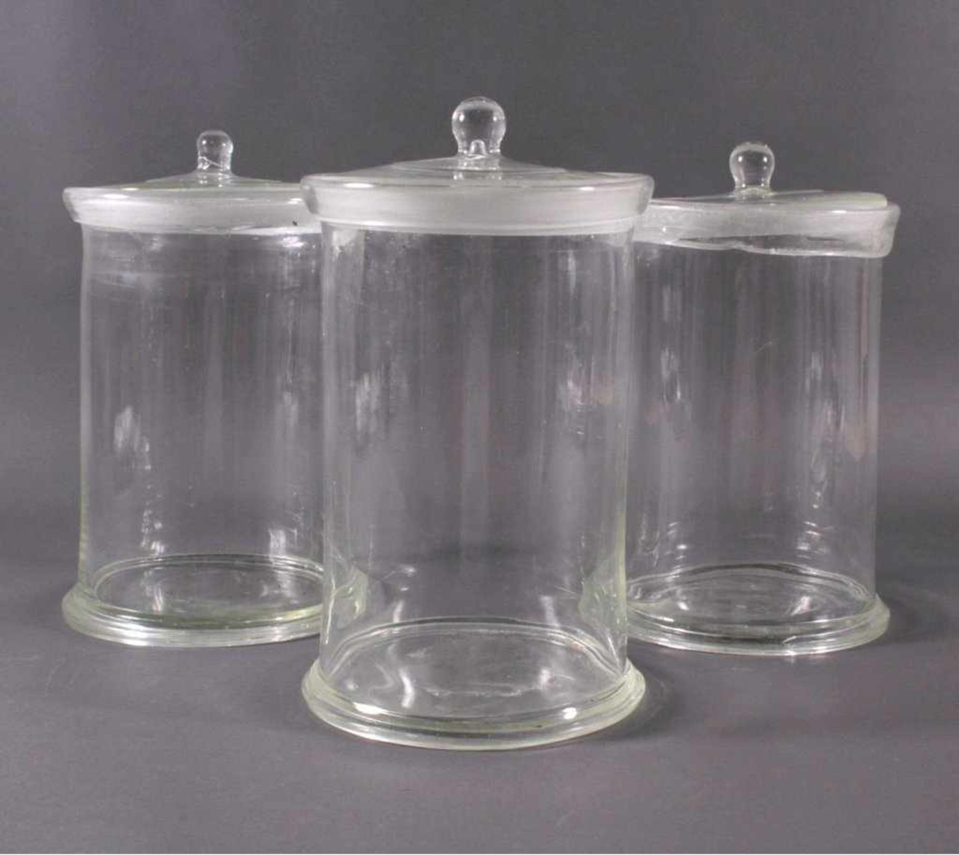 3 große Deckelgefäße aus dem 19. Jh.Klarglas mit Lufteinschlüssen, Voratsgefäße, zylindrischeForm